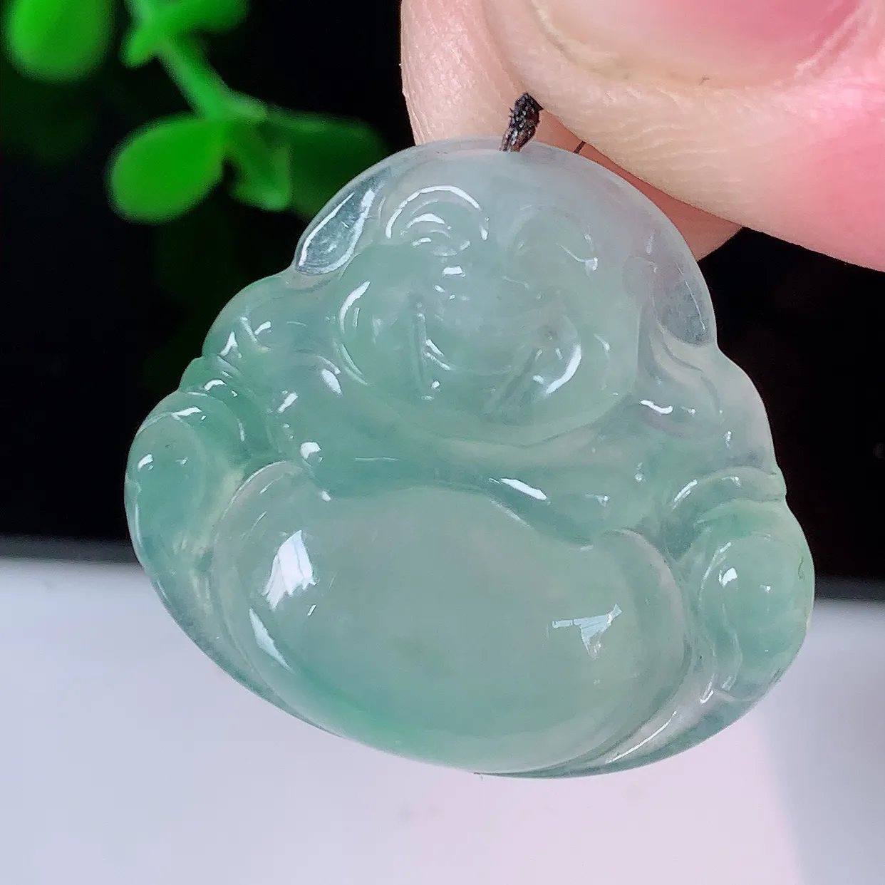 自然光实拍，冰种飘花翡翠佛公吊坠，饱满， 佛公亦保平安，寓意有福（佛公）相伴，配戴优雅迷人！#57.28