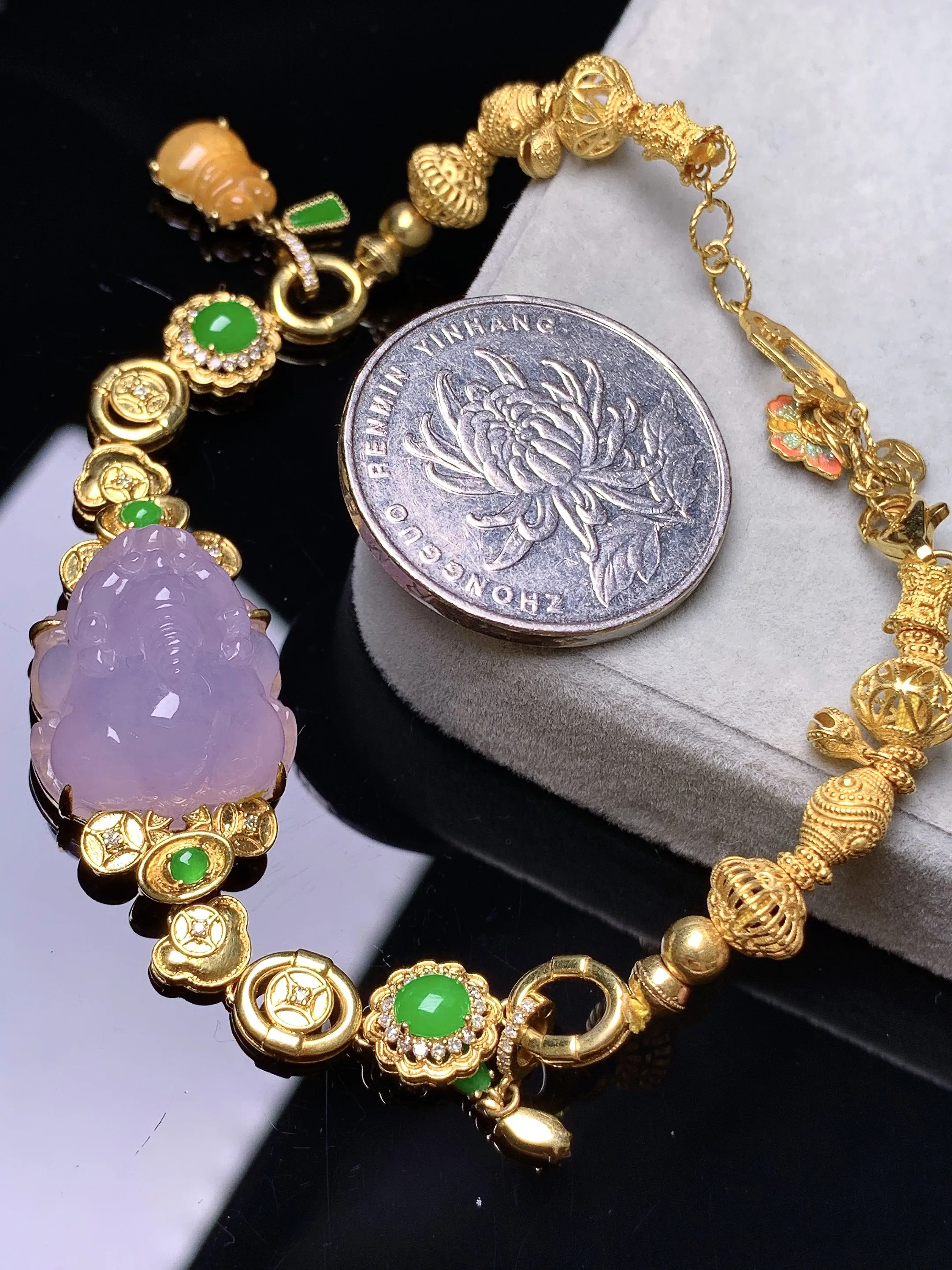 18k金钻镶嵌紫罗兰貔貅手链 玉质细腻 色泽清新艳丽 整体尺寸17.8*16.5*10