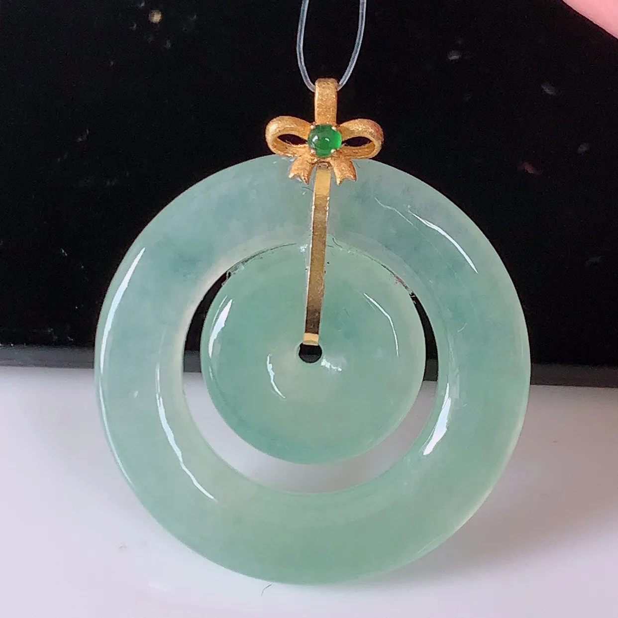 18K金镶嵌冰种翡翠平安母子扣吊坠，平安是福；翠色灵动，很美的料子，平安扣佩戴优雅迷人！#49.28