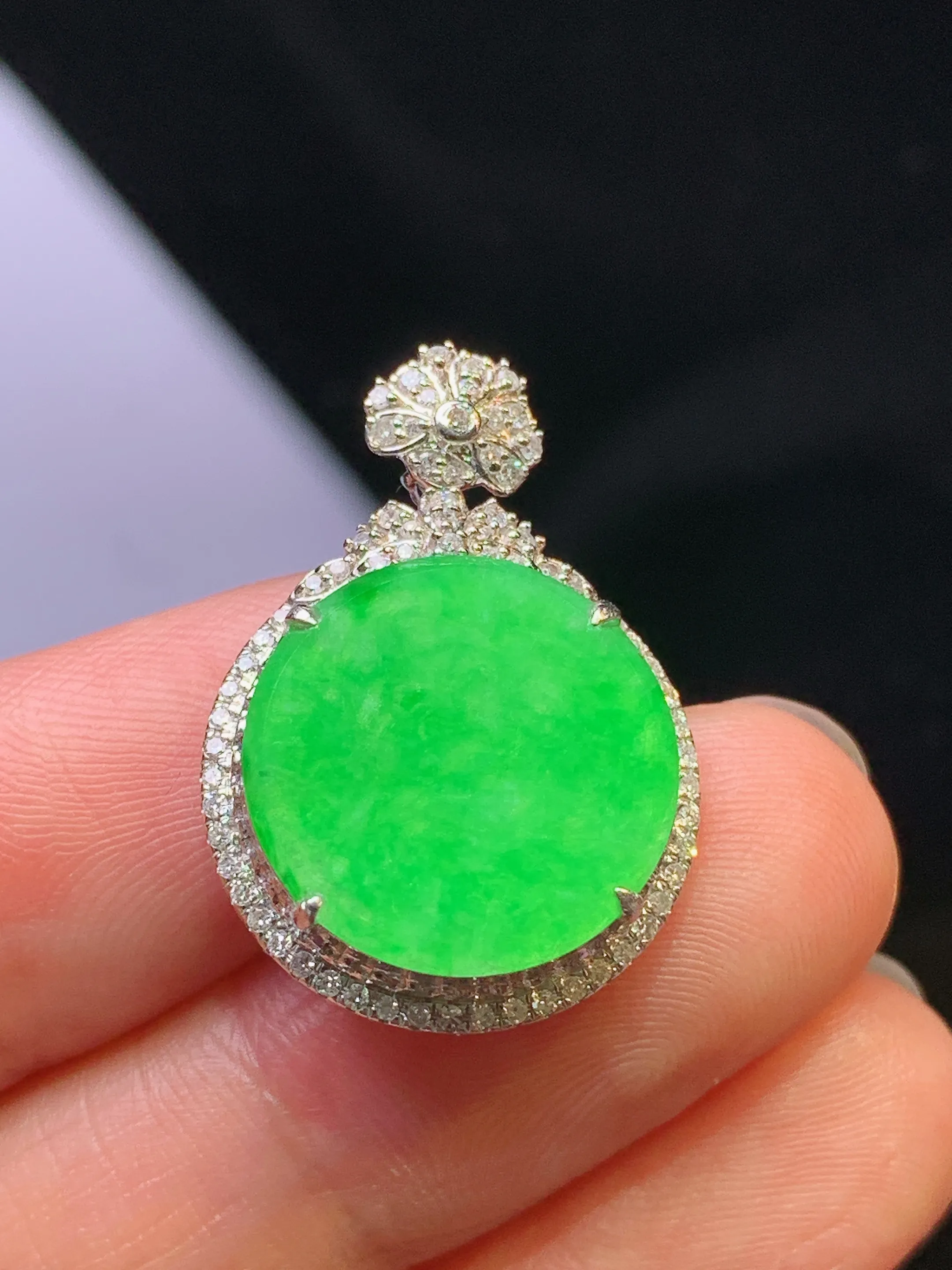 18k金钻镶嵌翠绿圆牌吊坠 玉质细腻 色泽清新艳丽 整体尺寸25.2*17.5*6