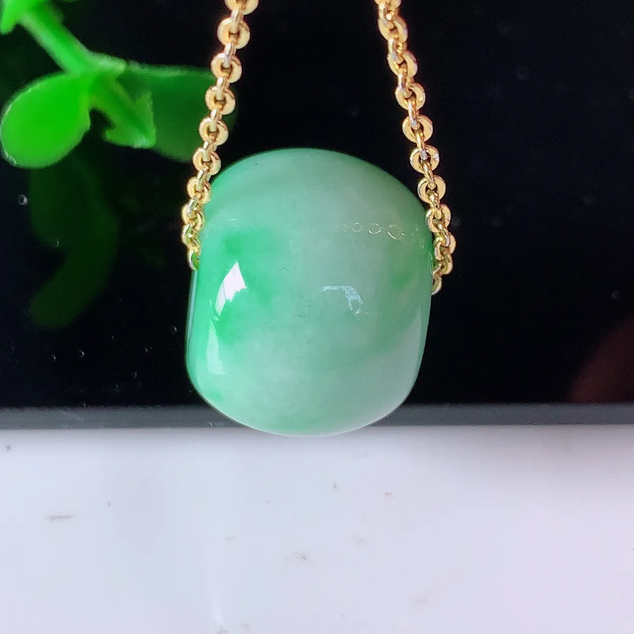 自然光实拍，水润飘绿翡翠路路通吊坠，寓意时来运转、财源滚滚，款式新颖时尚，日常百搭的款！配图银链#05.28