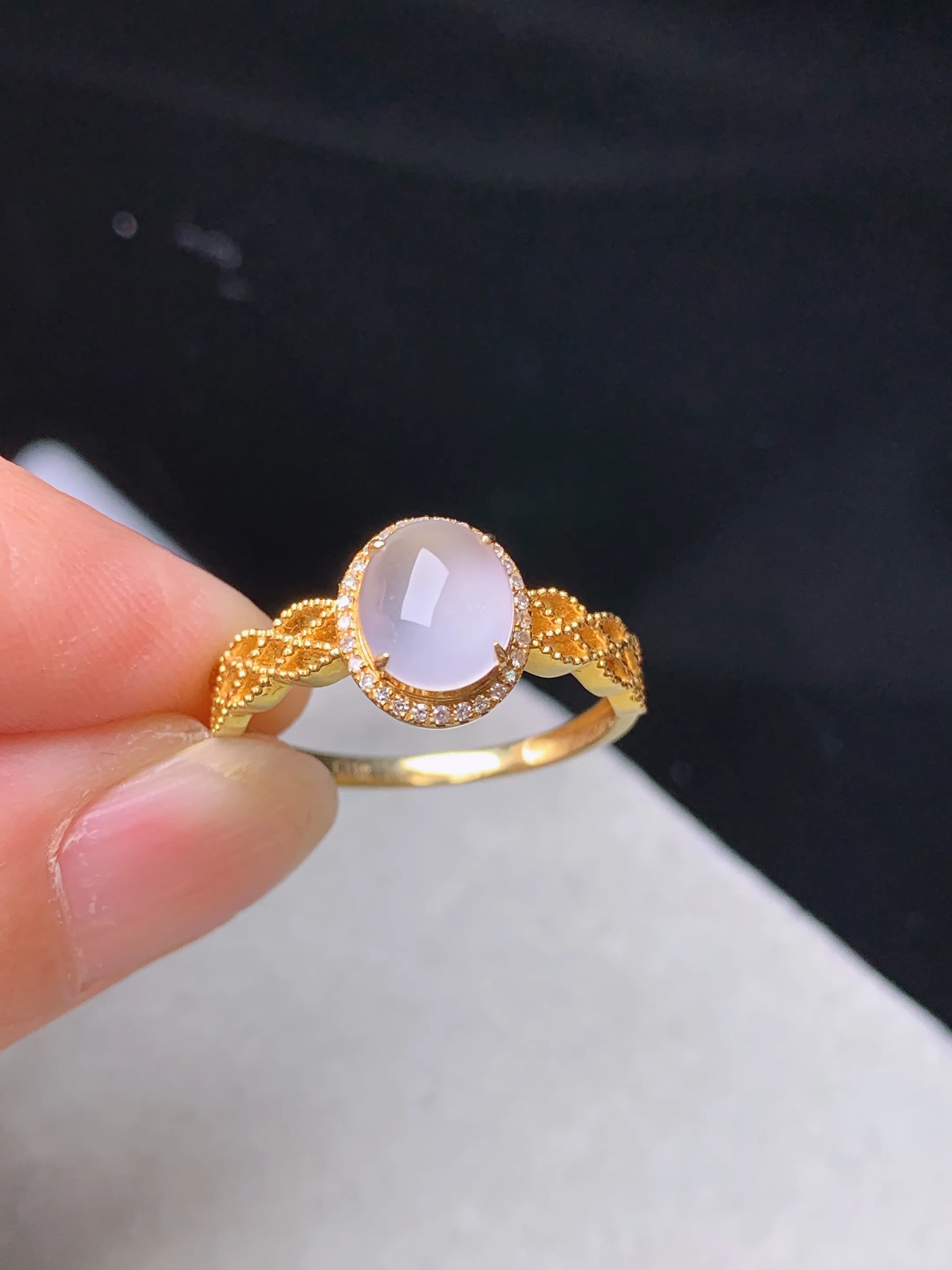 18k金钻镶嵌冰种蛋面戒指 玉质细腻 色泽清新艳丽 圈口13.5 整体尺寸 9.2*8*5.2