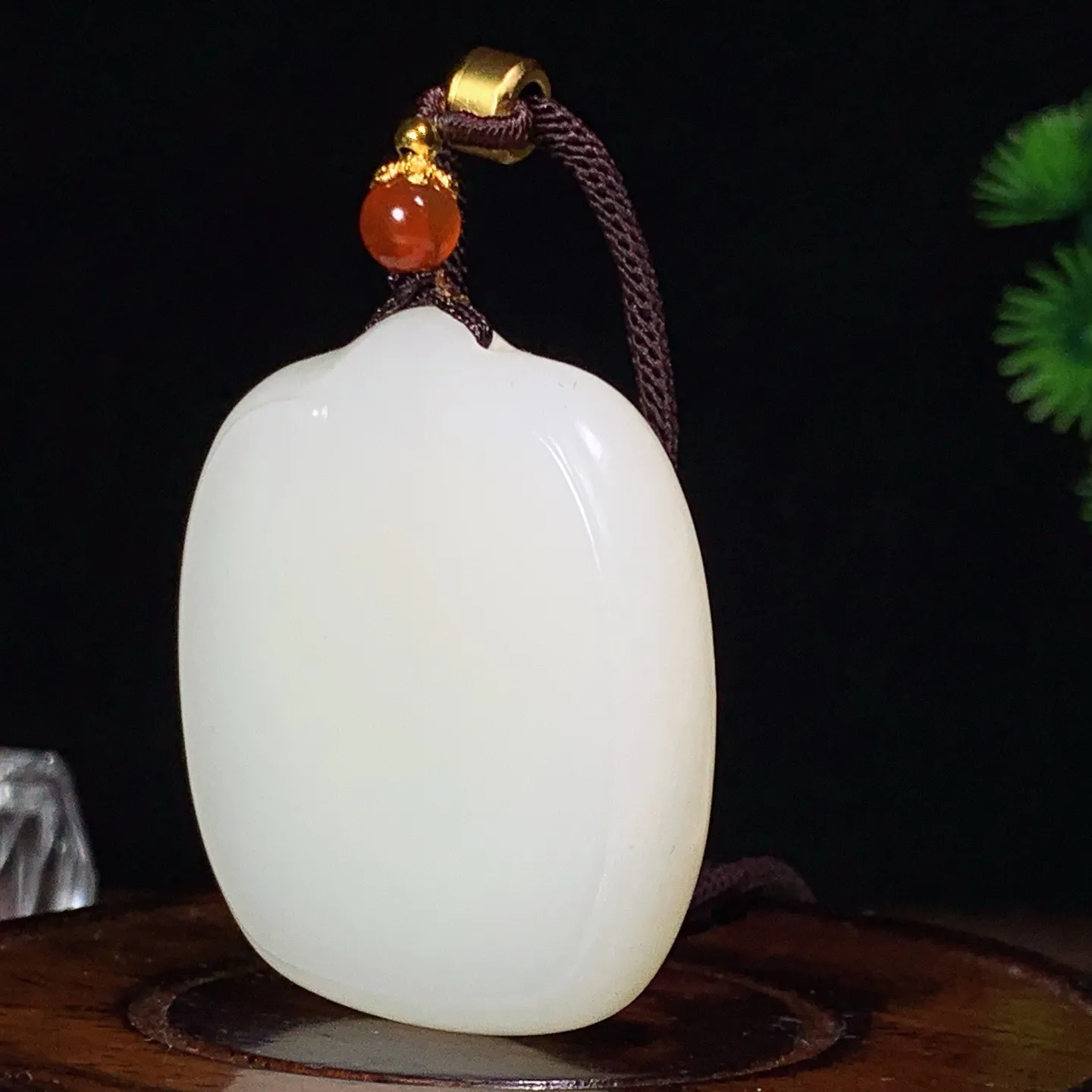 新疆和田玉羊脂白平安无事牌挂件 尺寸46/41/11重50.4克。玉质细腻油润。手推出油。佩戴高端典雅。lt260130