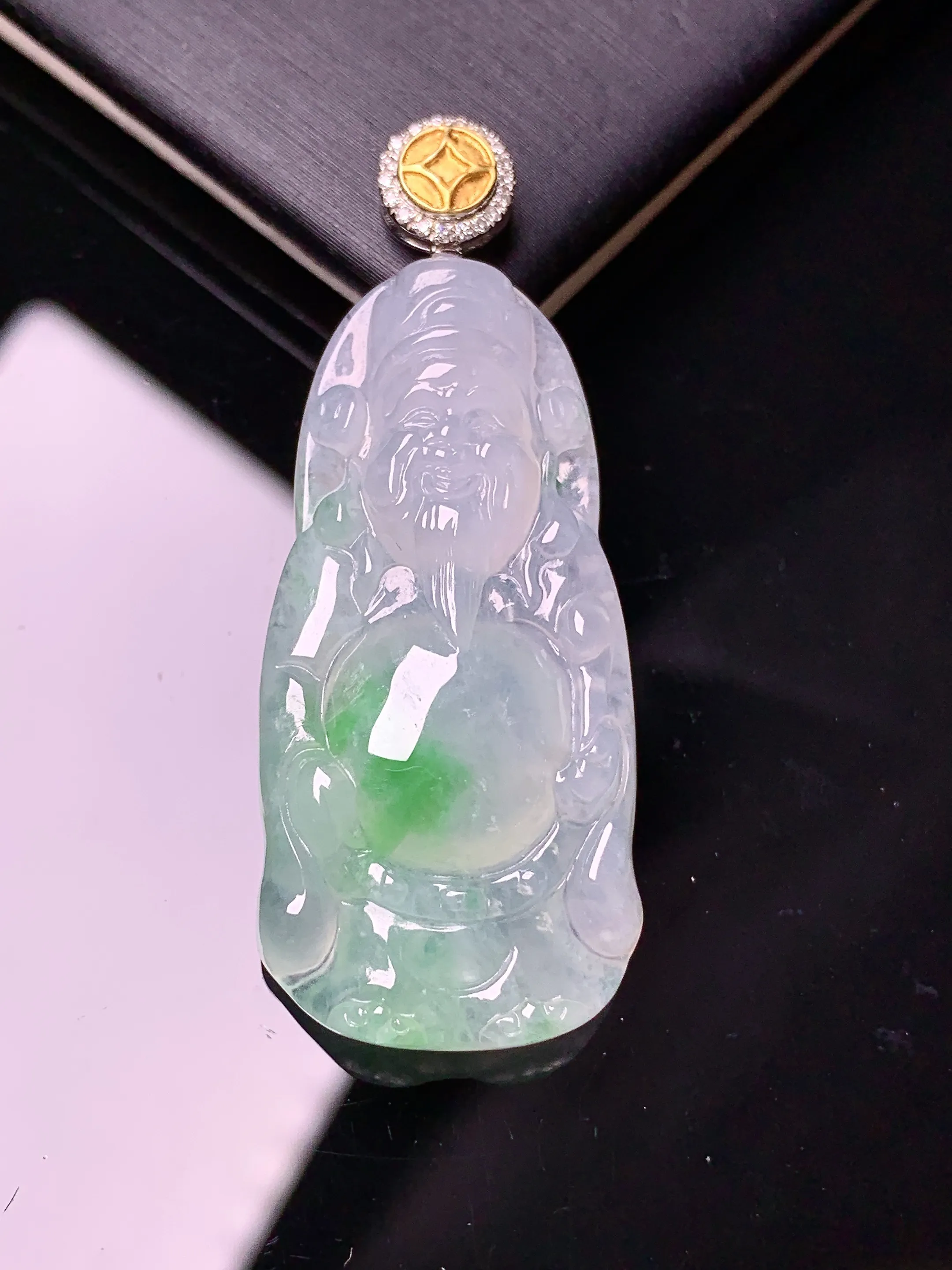 18k金钻镶嵌飘绿财神爷吊坠 玉质细腻 色泽清新艳丽 整体尺寸40.5*18*5.6