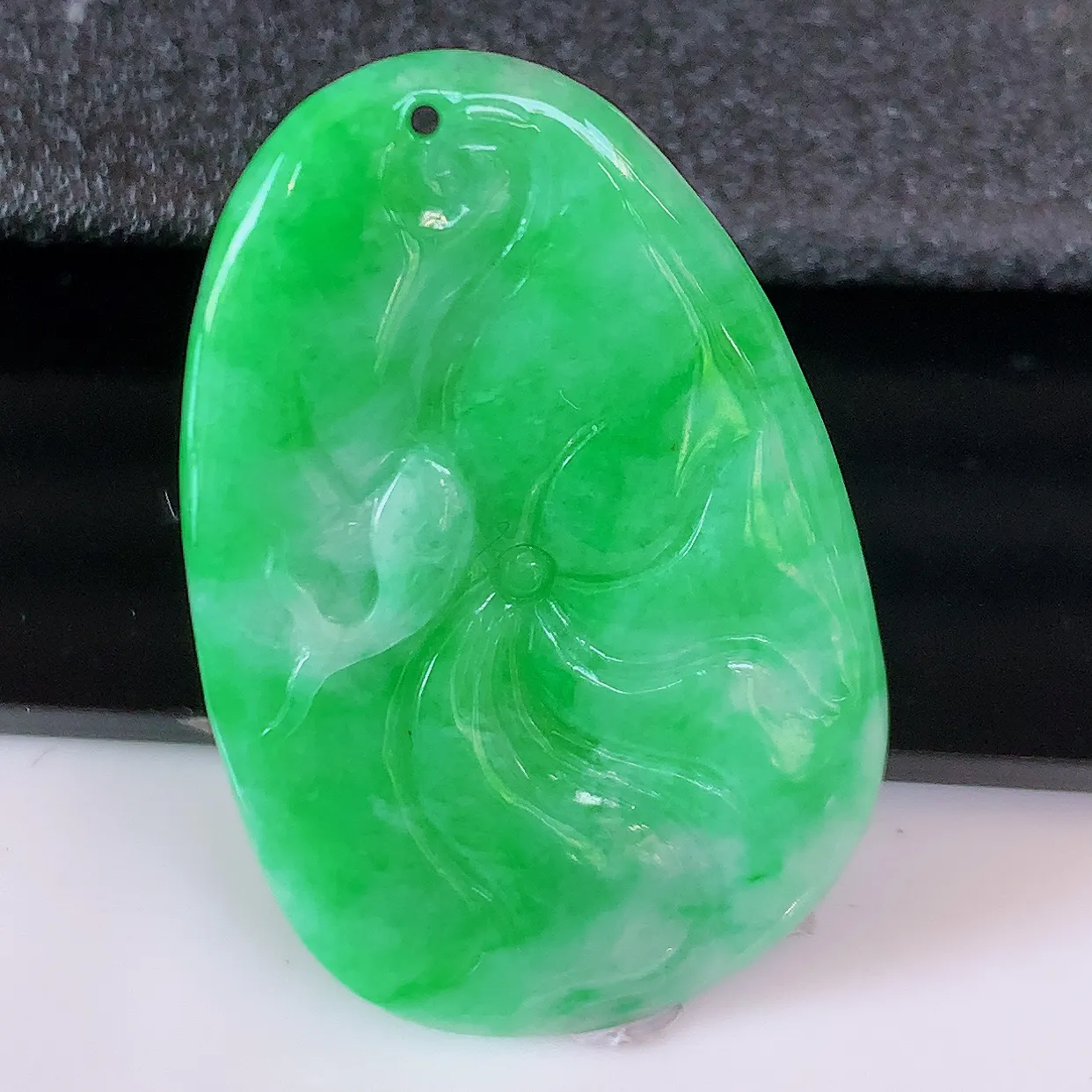 自然光实拍，冰润辣绿翡翠荷叶鱼、和和美美玉坠，财源广进，自然隐逸、荷本是素不着尘之物，有和美之寓意。#57.25