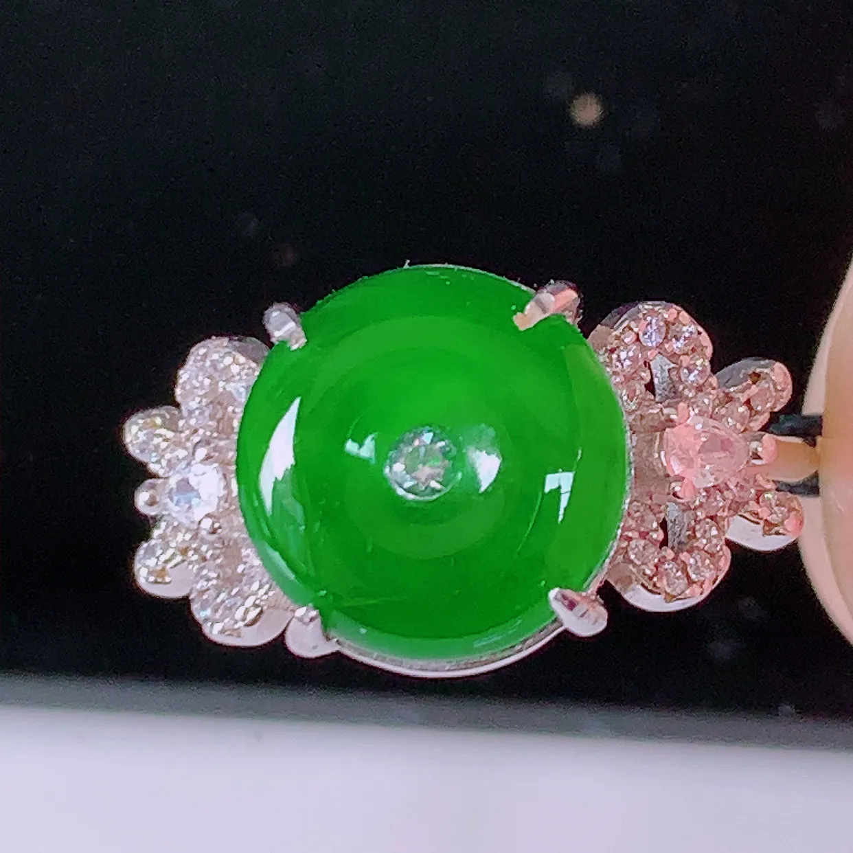 冰透满绿翡翠925银镶嵌平安扣戒指，自然光实拍，翠色灵动，颜色漂亮，种老水足，品相佳，佩戴佳品！#97.28（圈口可调大小）整体22.8*17.2*4.8裸石10.5-10.5