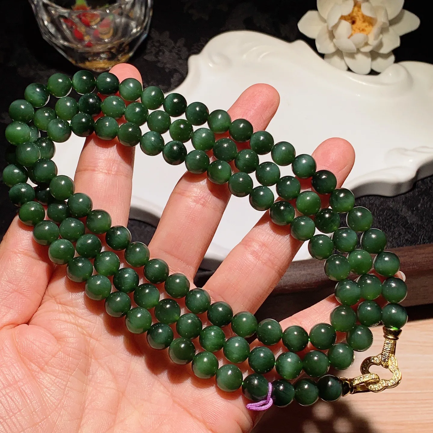 和田玉菠菜绿俄罗斯猫眼108佛珠项链 单颗尺寸8重89.5克。玉质细腻油润。手推出油。佩戴高端典雅。lt260130