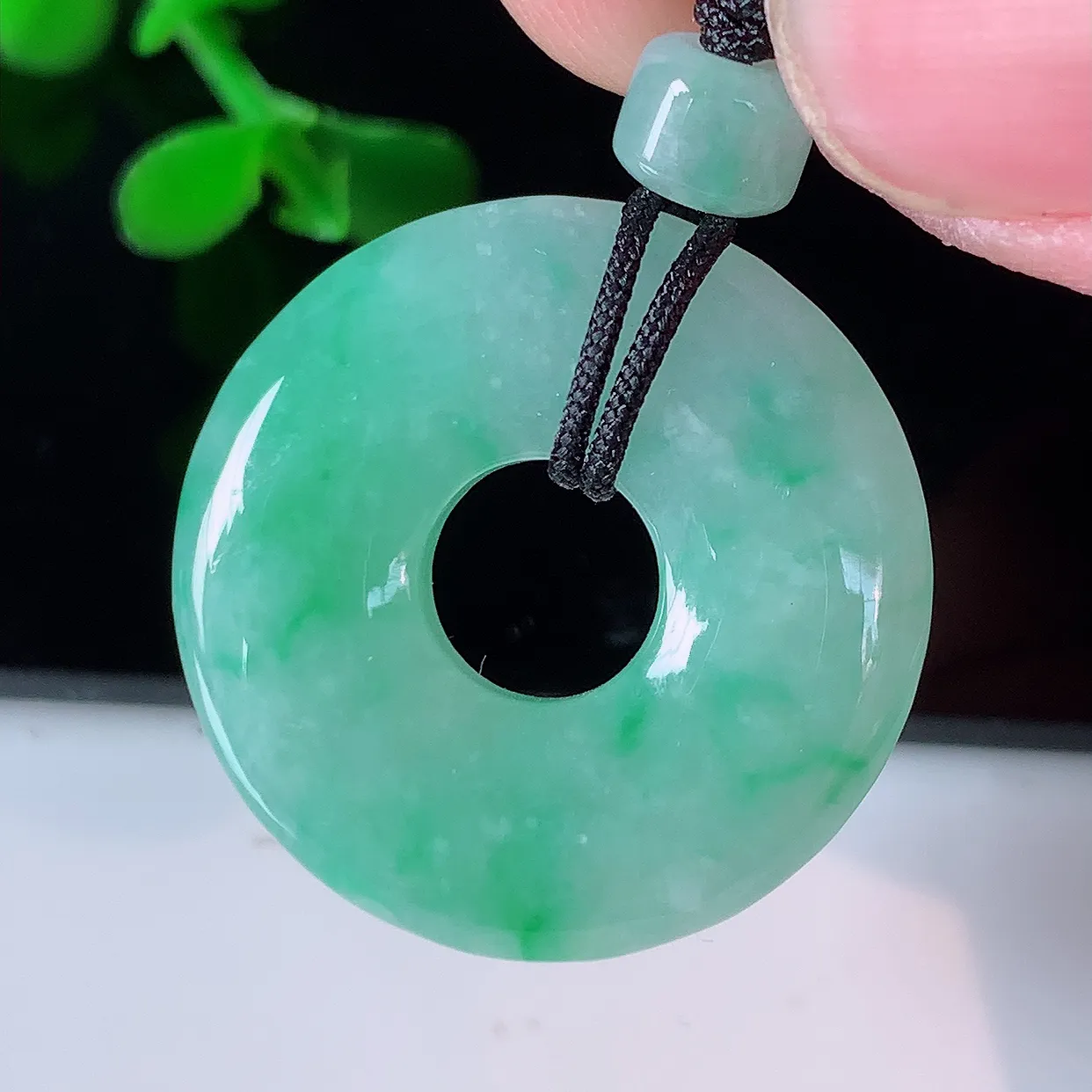 自然光实拍，冰润飘绿翡翠平安扣吊坠，平安是福；冰透，很美的料子，平安扣佩戴优雅迷人！#57.28