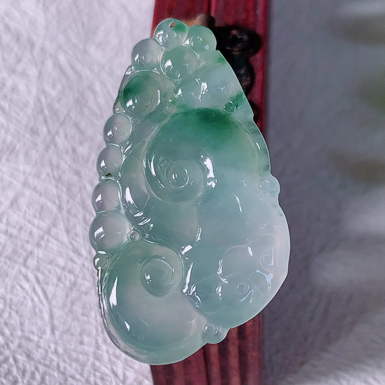 自然光实拍，冰种飘花翡翠如意吊坠，上身效果非常美，饱满大气，工艺美，万事如意，如意一生 #01.28