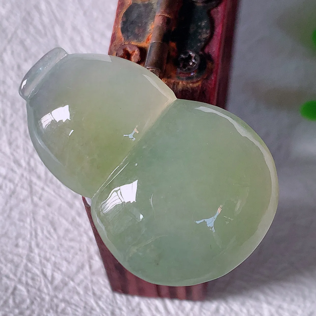 自然光实拍，冰种黄翡翡翠葫芦吊坠，葫芦寓意福禄双全，财源滚滚，饱满，清新脱俗，佩戴效果优雅迷人！#01.28