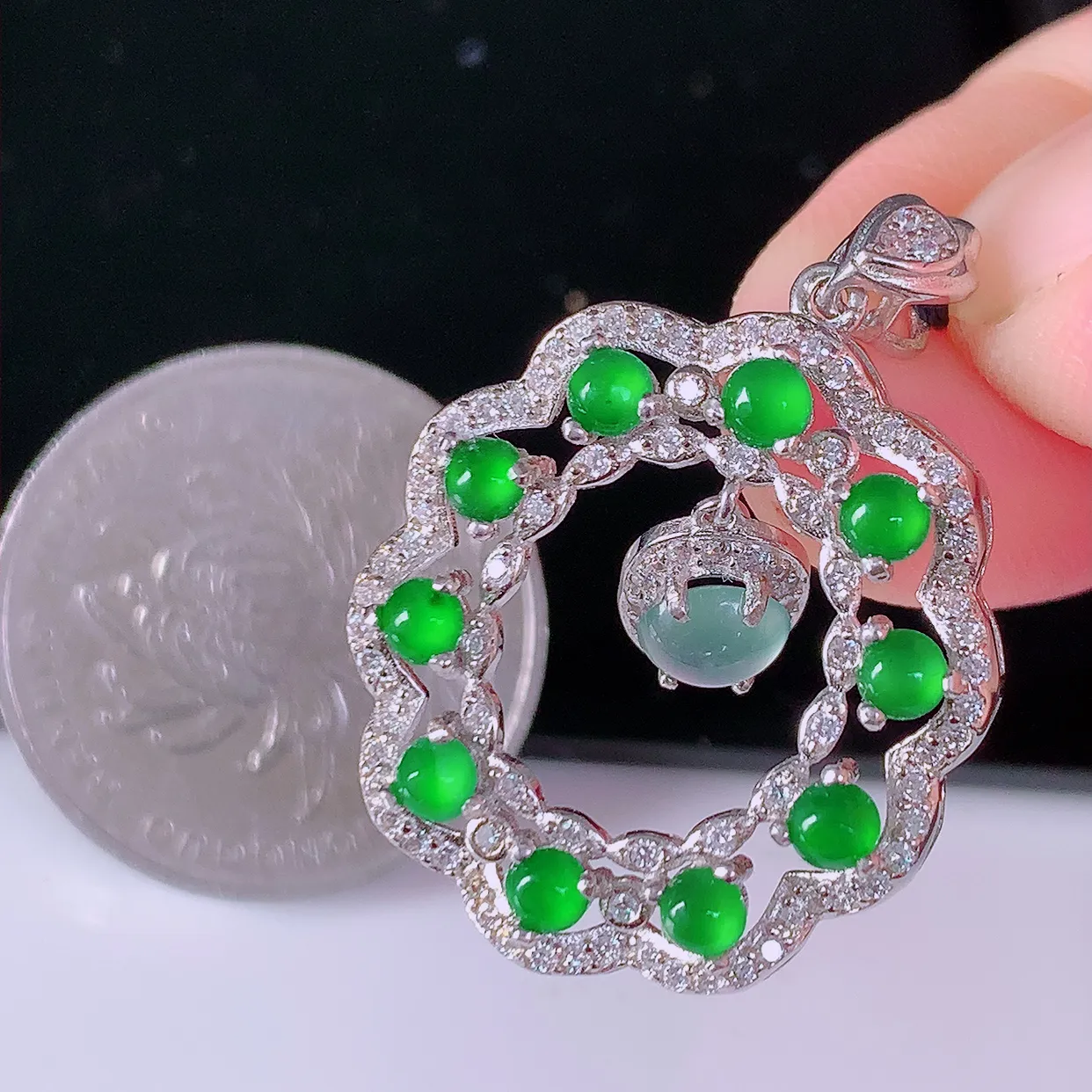 冰透满绿翡翠925银镶嵌吊坠，自然光实拍，翠色灵动，颜色漂亮，种老水足，品相佳，佩戴佳品！#97.28整体32*22.5*5.5裸石2.6*2.6