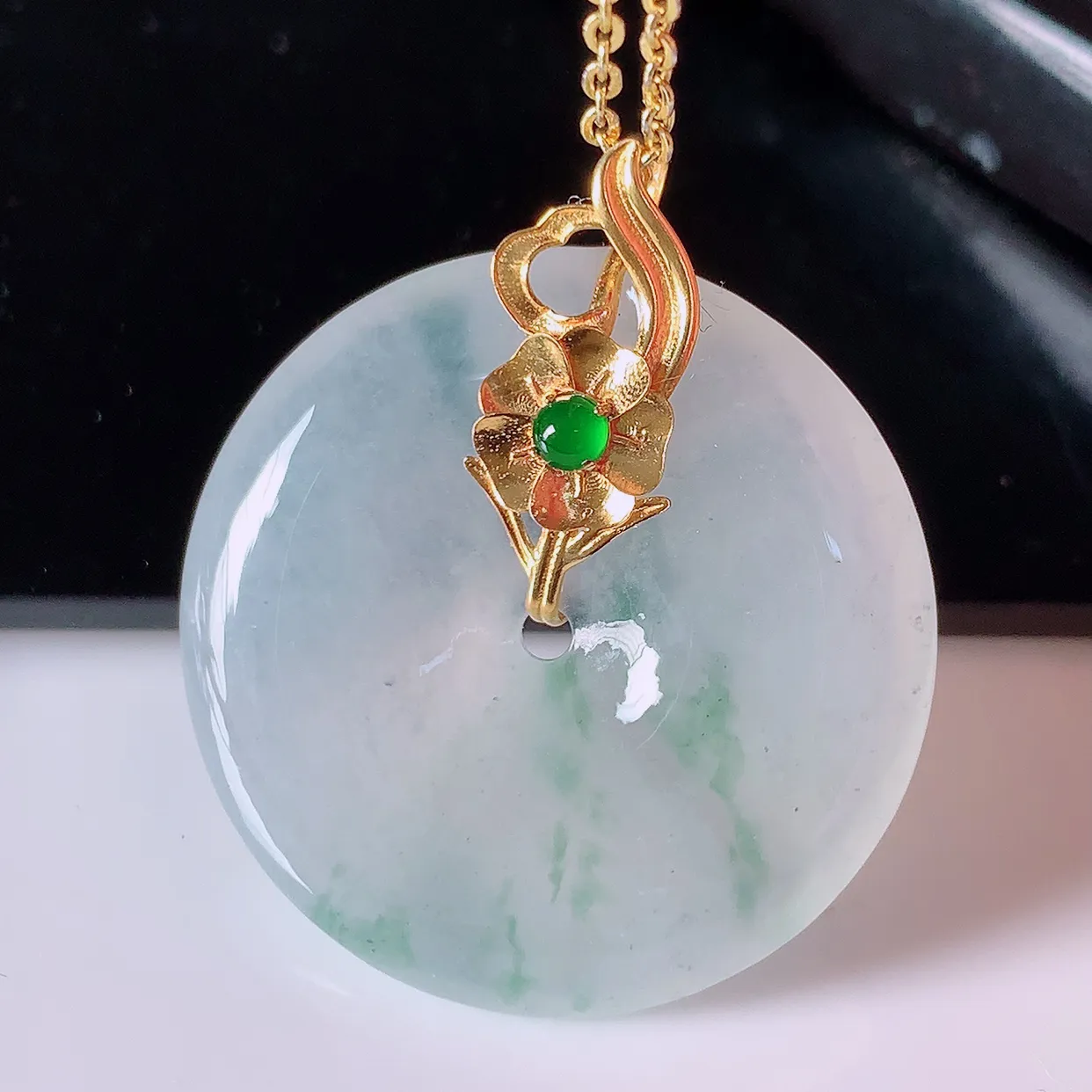 自然光实拍，18K金镶嵌冰种飘花翡翠平安扣吊坠，玉扣，冰润光泽，寓意平平安安，平安扣佩戴时尚漂亮！#42.28整体30.5-26.2-7.2裸石26.2*26.2