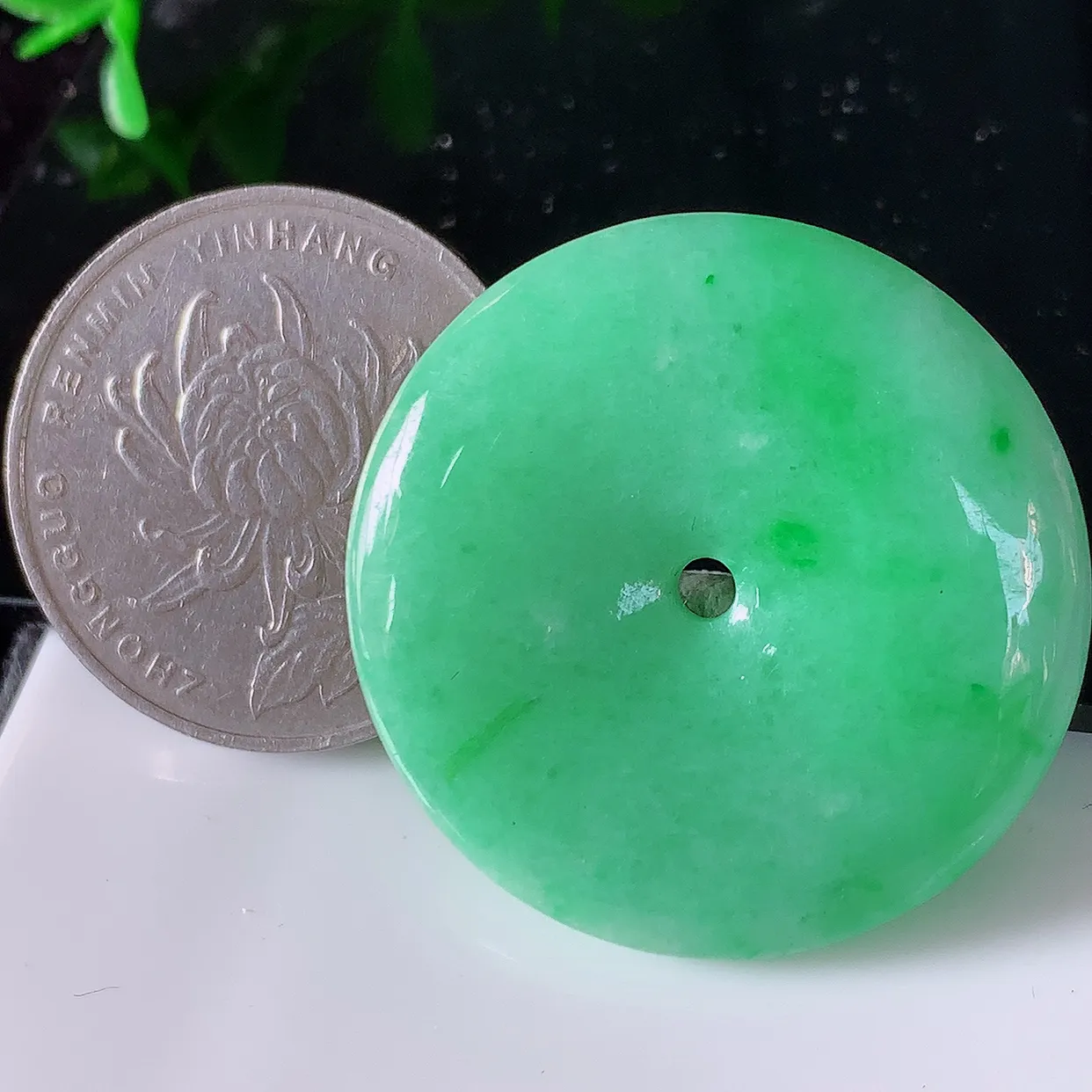 自然光实拍，冰润满绿飘花翡翠平安扣吊坠，平安是福，很美的料子，平安扣佩戴优雅迷人！#57.28