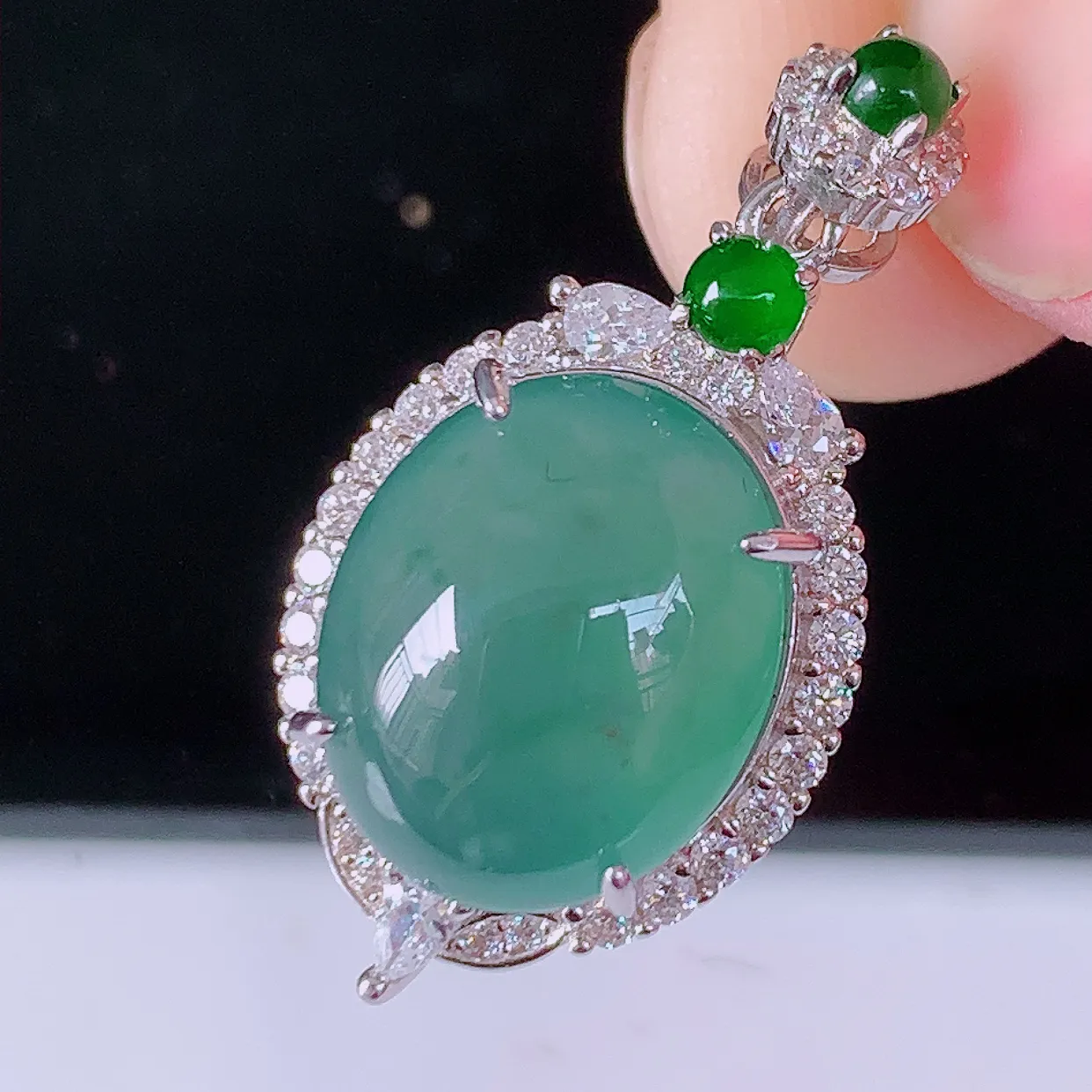 冰透满绿翡翠925银镶嵌吊坠，自然光实拍，翠色灵动，颜色漂亮，种老水足，品相佳，佩戴佳品！#97.28整体28*15*9裸石14*12