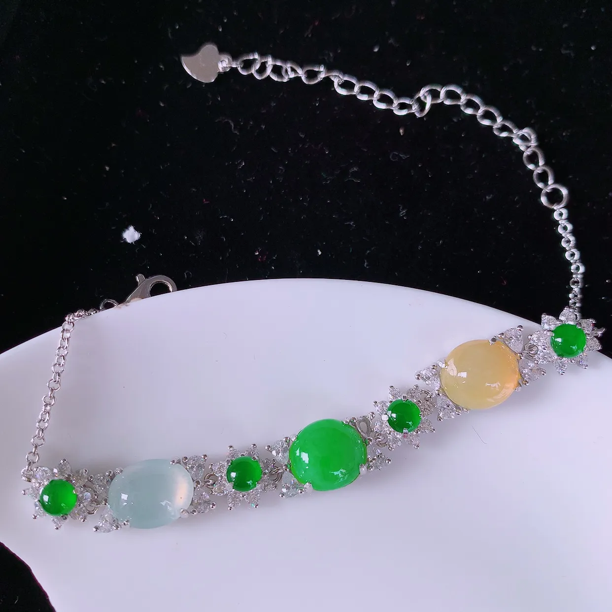 冰透三彩翡翠925银镶嵌手链，自然光实拍，翠色灵动，颜色漂亮，种老水足，品相佳，佩戴佳品！#97.28取一整体13.8-8-5.8裸石8.5*8