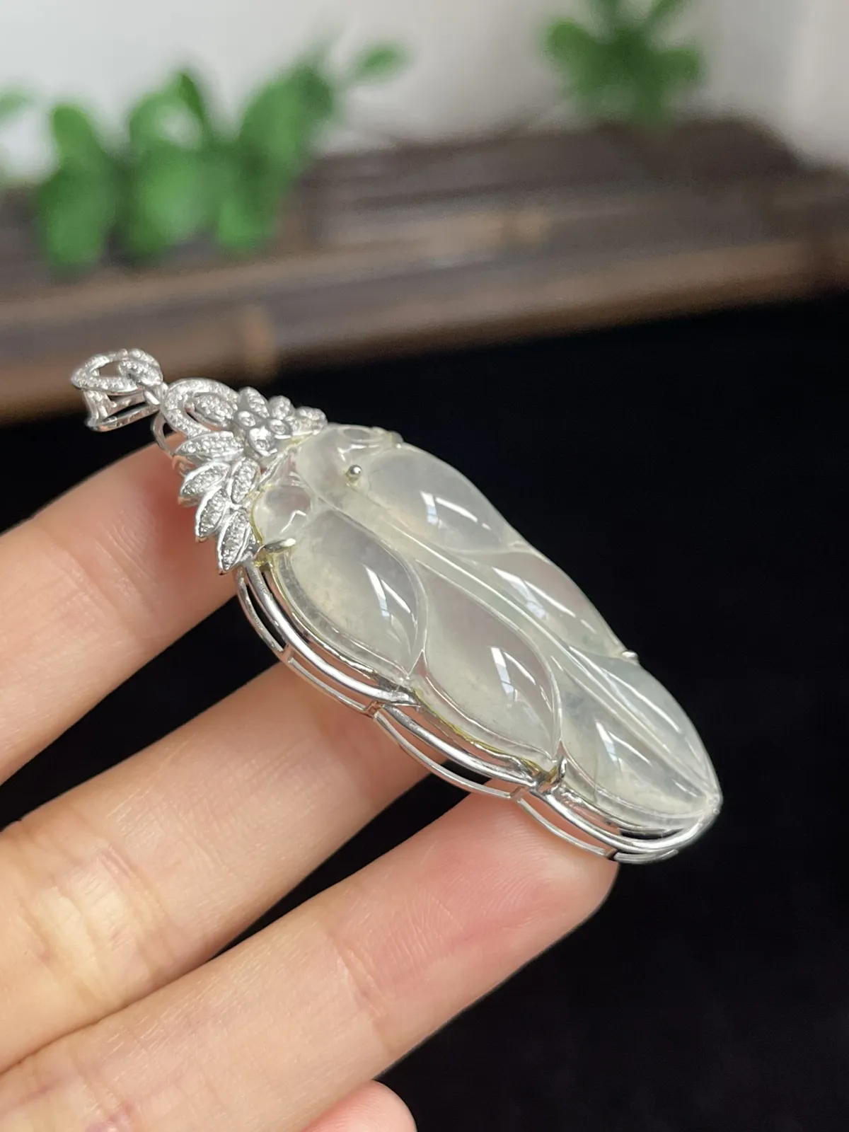 翡翠冰种白色叶子，印记：G18K,伴钻石