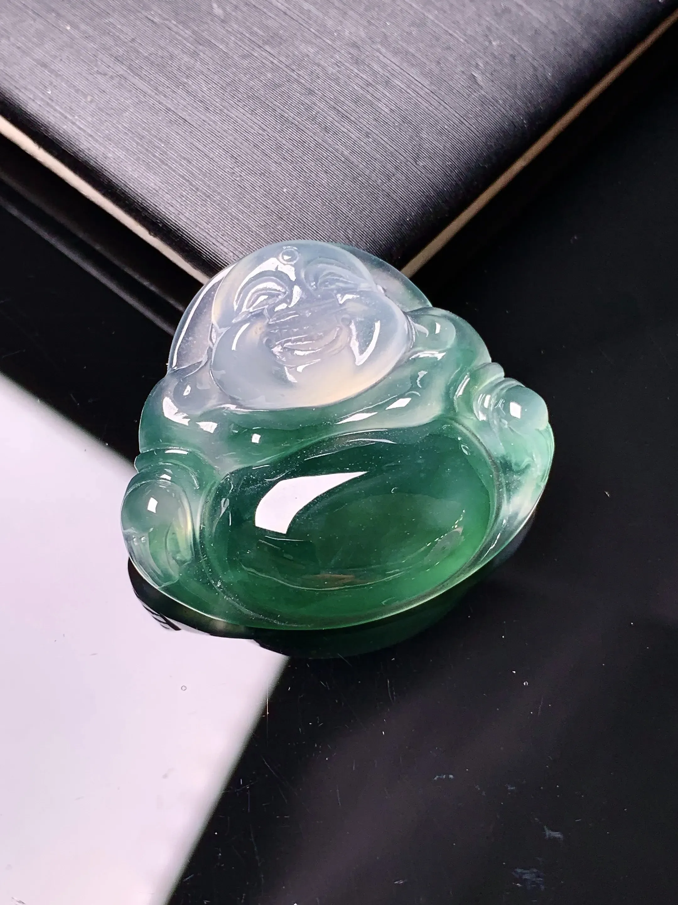 冰种飘绿佛公吊坠 玉质细腻 色泽清新艳丽 整体尺寸25*28*6.2