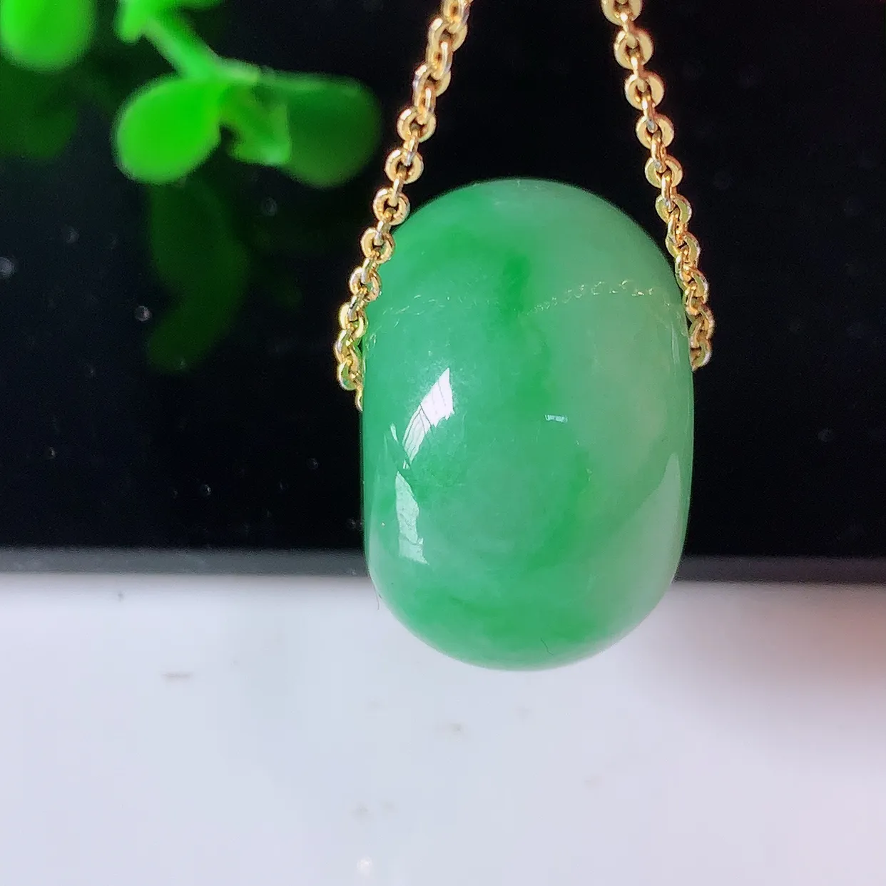 自然光实拍，冰润飘绿翡翠路路通吊坠，寓意时来运转、财源滚滚，款式新颖时尚，日常百搭的款！配图银链#05.28