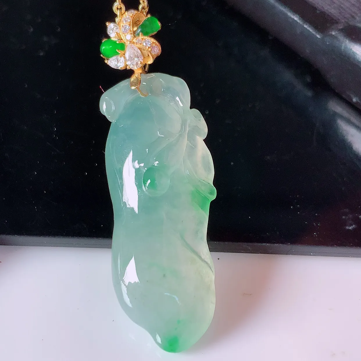 自然光实拍，18K金镶嵌冰种飘绿翡翠招财福瓜吊坠，翡翠福瓜招财瓜，冰润且起胶感，佩戴效果优雅迷人！#42.28整体38.5-裸石30*12-7