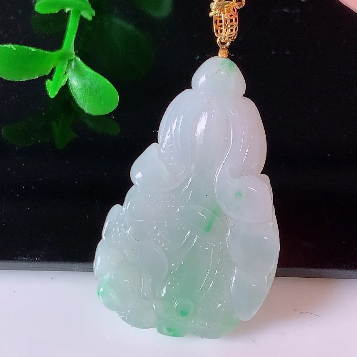 自然光实拍，18K金镶嵌冰润飘绿翡翠招百财白菜吊坠，百财聚来，财源滚滚，色泽鲜艳，精工水润的白菜， 性价比高！#1.28