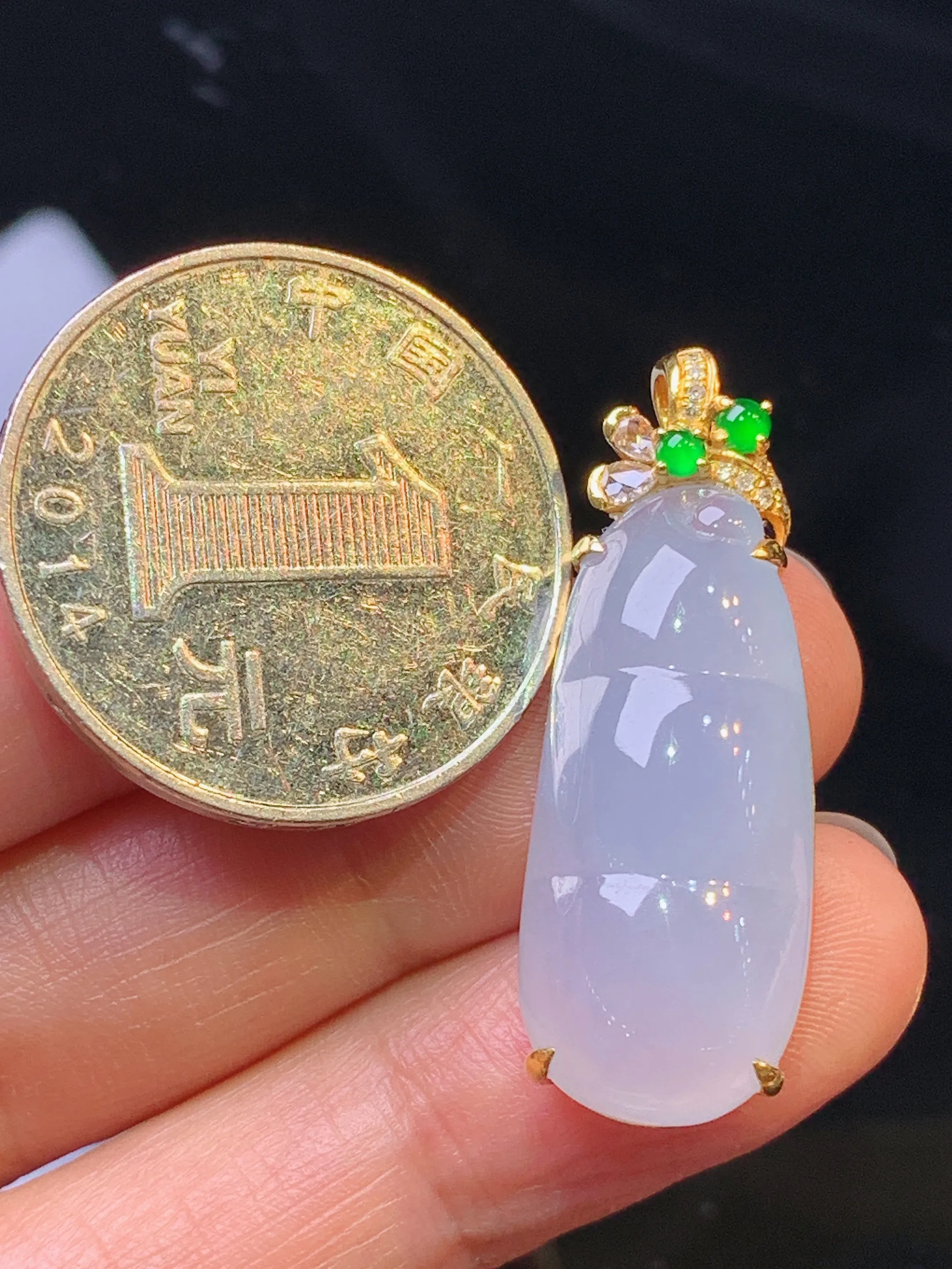 18k金钻镶嵌淡紫罗兰四季豆吊坠 玉质细腻 色泽清新艳丽 整体尺寸33*11.7*8