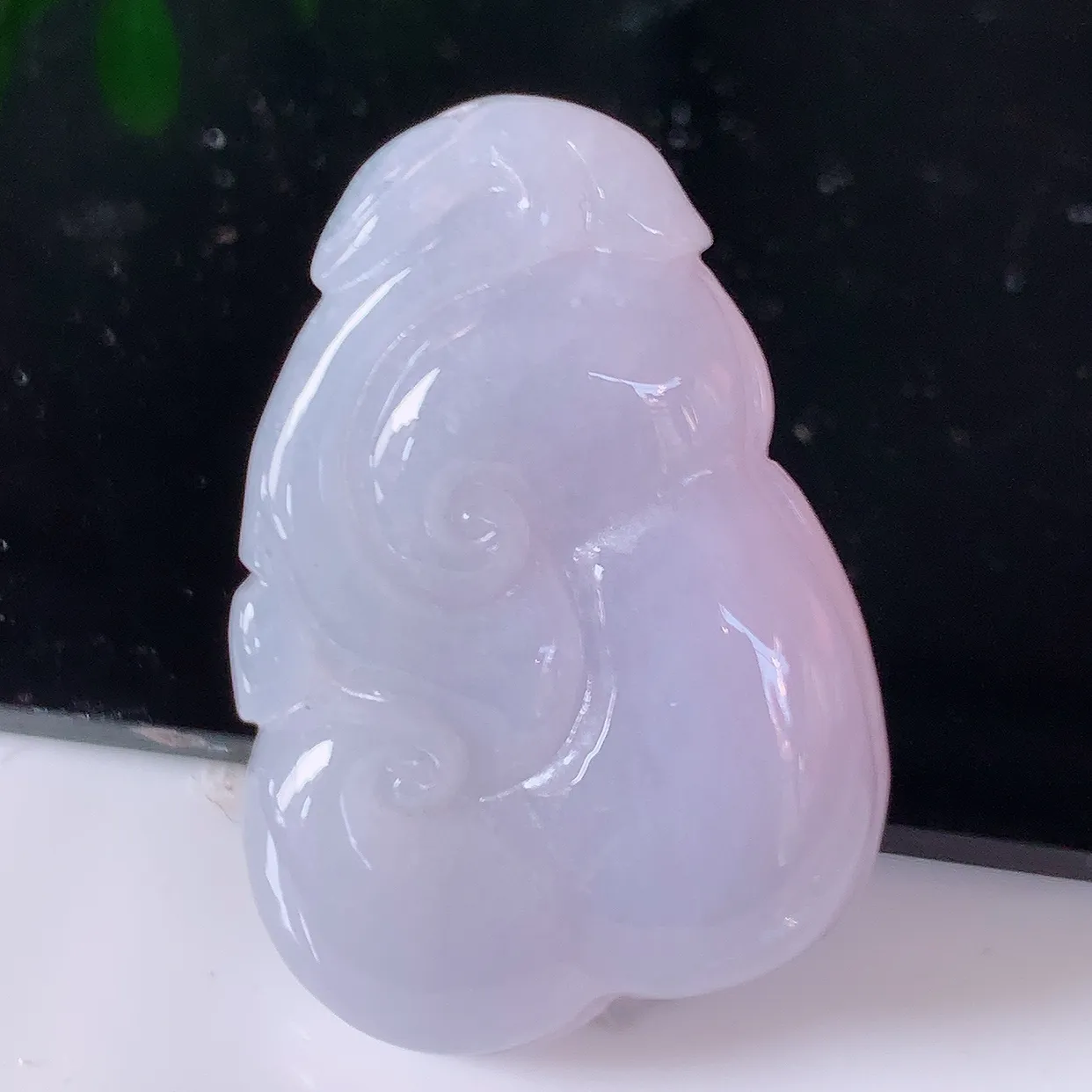 自然光实拍，冰润紫罗兰翡翠如意吊坠，翠色灵动，佩戴效果时尚出众，尽显气质，玉质细腻，美感十足。#57.28