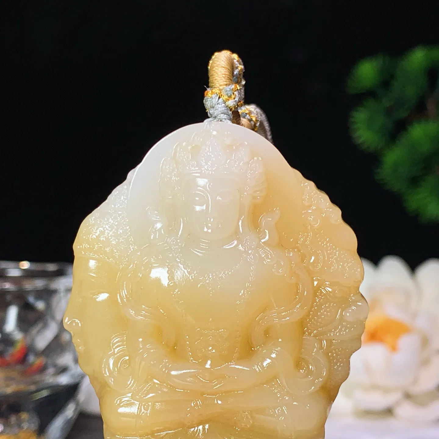 新疆和田玉且末糖度母牌子挂件 尺寸52/45/13重57克。玉质细腻油润。手推出油。佩戴高端典雅。lt260130