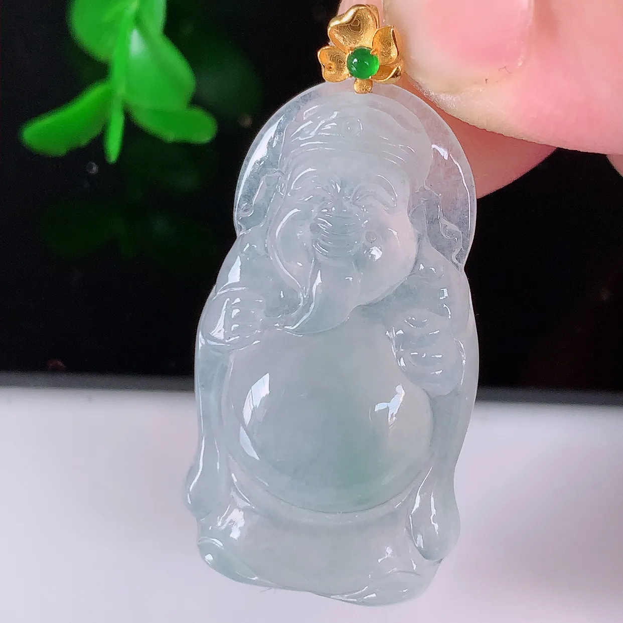 18k金镶嵌冰种翡翠招财财神爷吊坠，款式新颖时尚，日常百搭的款。清秀高雅，佩戴优雅高贵！#49.28