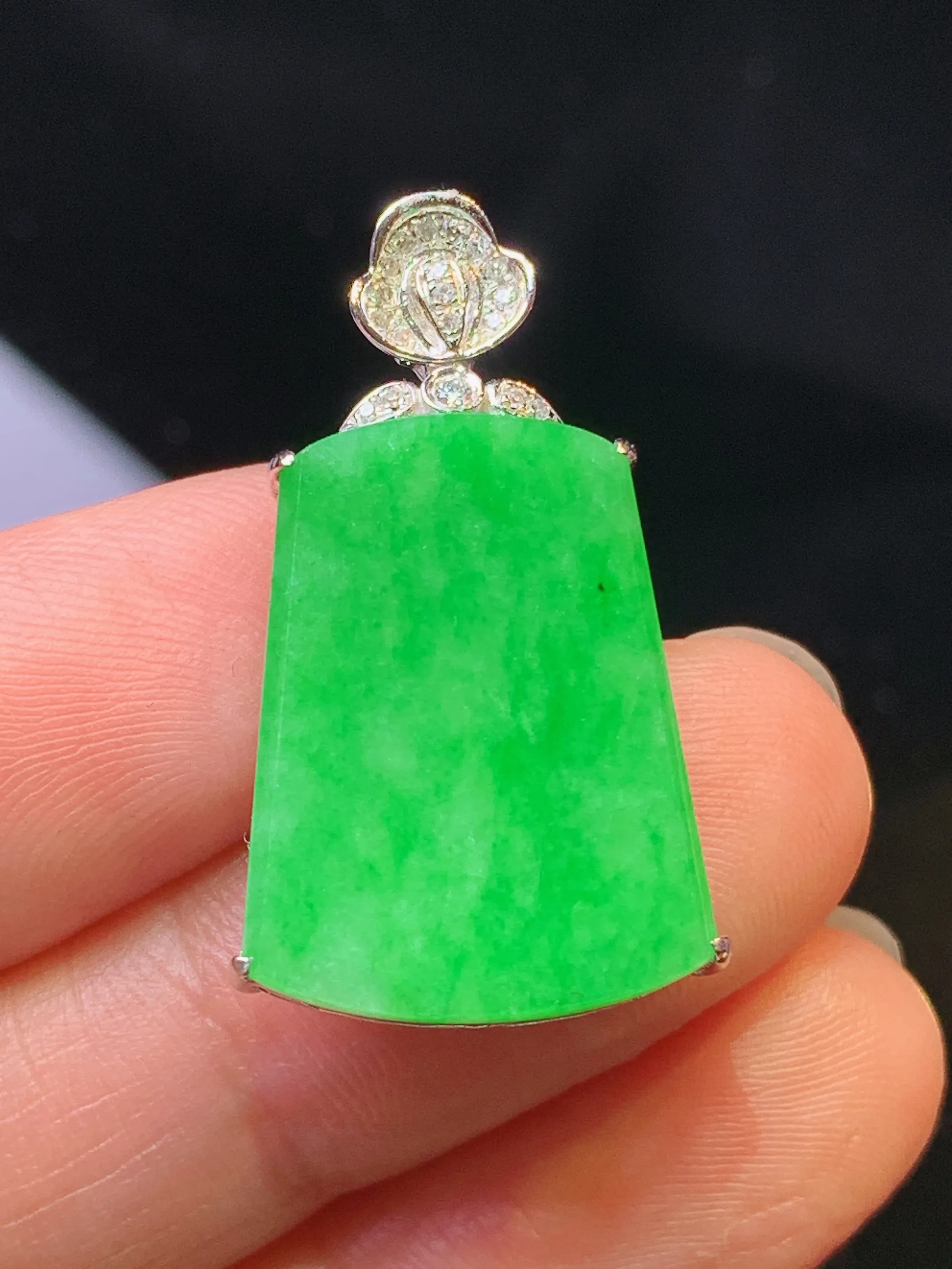 18k金钻镶嵌翠绿无事牌吊坠 玉质细腻 色泽清新艳丽 整体尺寸28*15.3*6.2