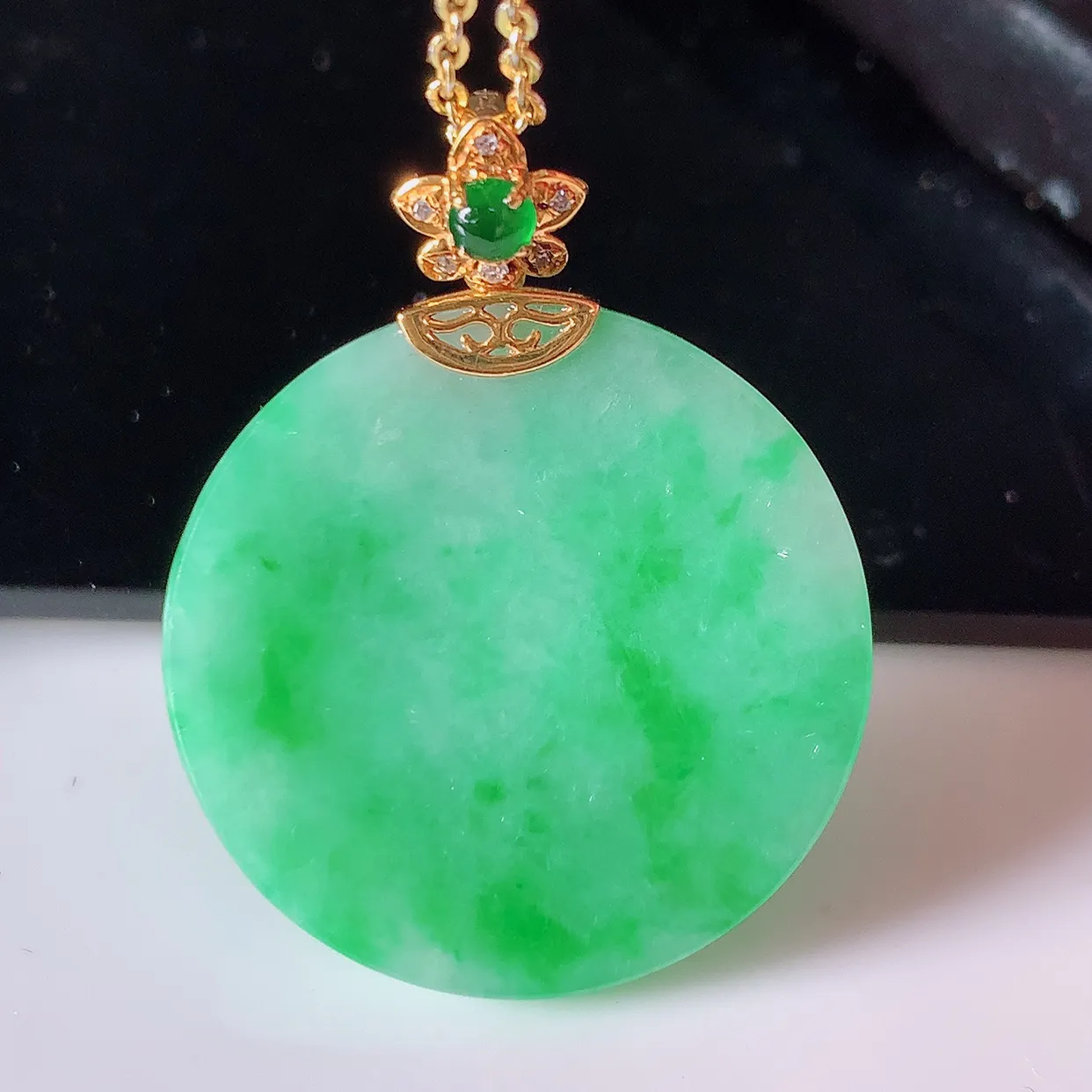 自然光实拍，18K金镶嵌水润飘绿翡翠平安无事牌吊坠，平平安安，无事牌翠色灵动，佩戴平安时尚！#00.28整体31.5-24.5-5.5裸石24.5-24.5