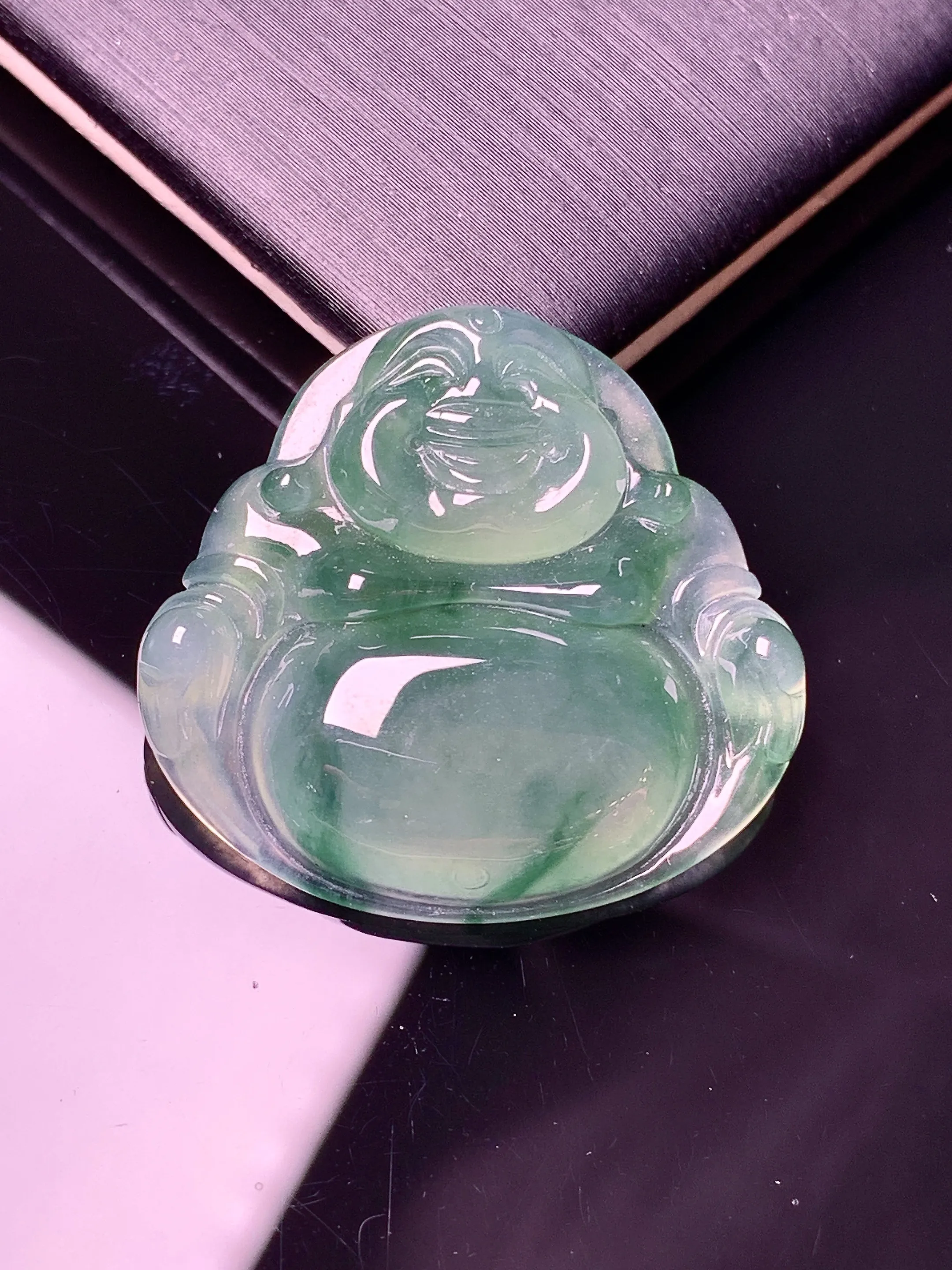 冰种飘绿佛公吊坠 玉质细腻 色泽清新艳丽 整体尺寸26.3*28*5.5