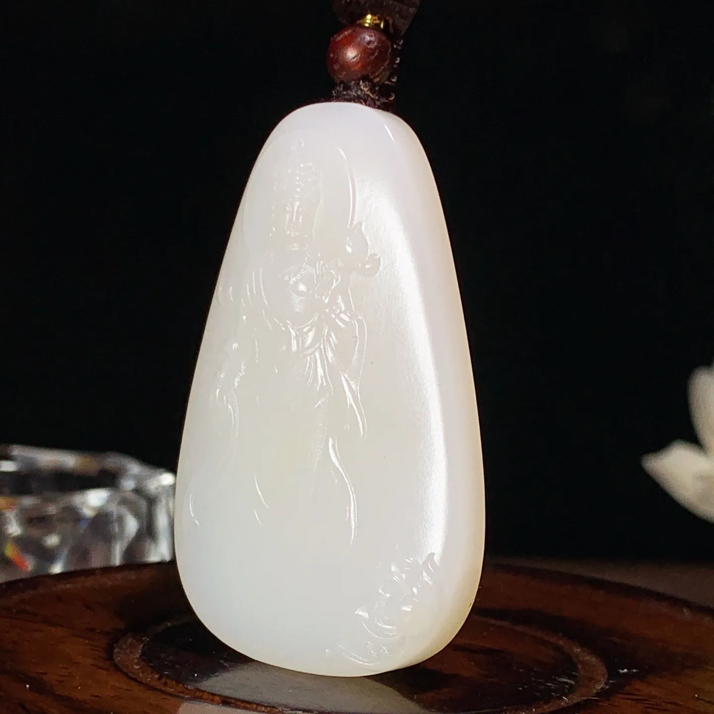 和田玉白玉羊脂白站观音牌子挂件 尺寸52/31/8重26克。玉质细腻油润。手推出油。佩戴高端典雅。l