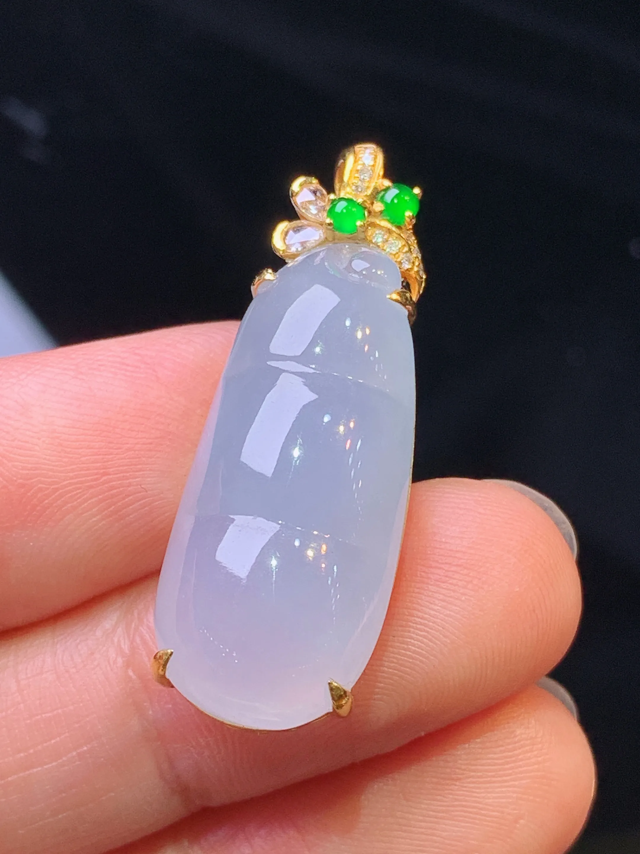 18k金钻镶嵌淡紫罗兰四季豆吊坠 玉质细腻 色泽清新艳丽 整体尺寸33*11.7*8