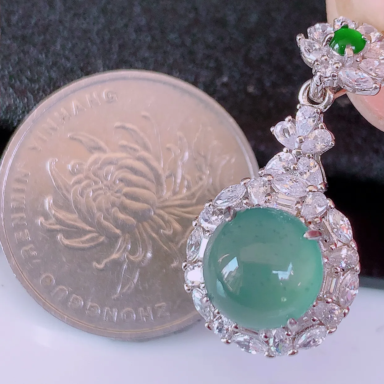 冰透满绿翡翠925银镶嵌吊坠，自然光实拍，翠色灵动，颜色漂亮，种老水足，品相佳，佩戴佳品！#97.25整体27.5*14*8.8裸石9*9