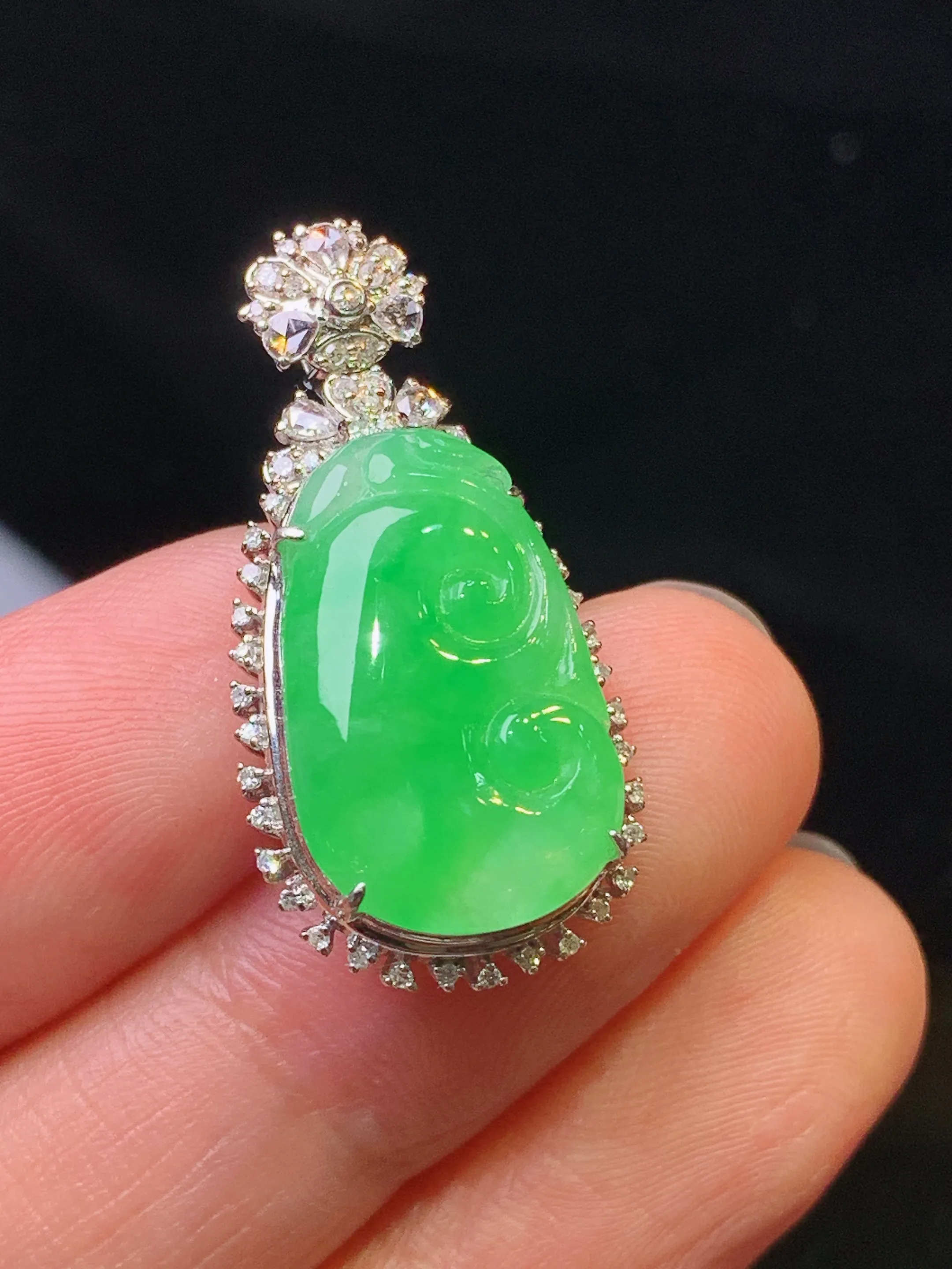 18k金钻镶嵌翠绿如意吊坠 玉质细腻 色泽清新艳丽 整体尺寸28.8*14.5*7.6