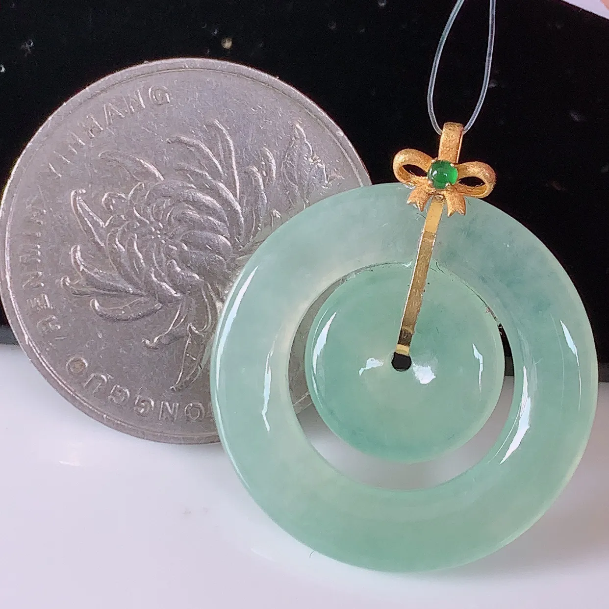 18K金镶嵌冰种翡翠平安母子扣吊坠，平安是福；翠色灵动，很美的料子，平安扣佩戴优雅迷人！#49.28