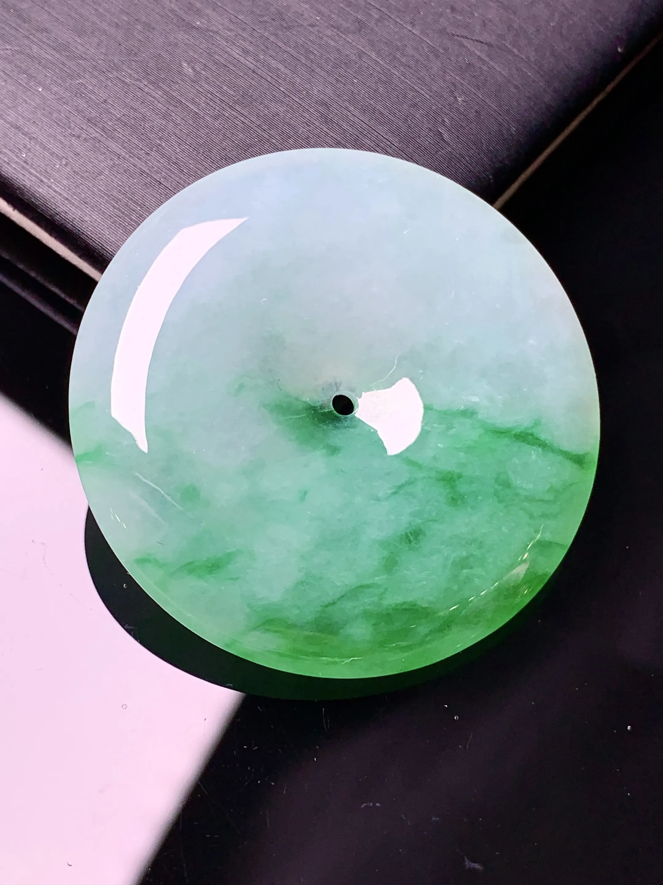 飘绿平安扣吊坠 玉质细腻 色泽清新艳丽 整体尺寸35*6