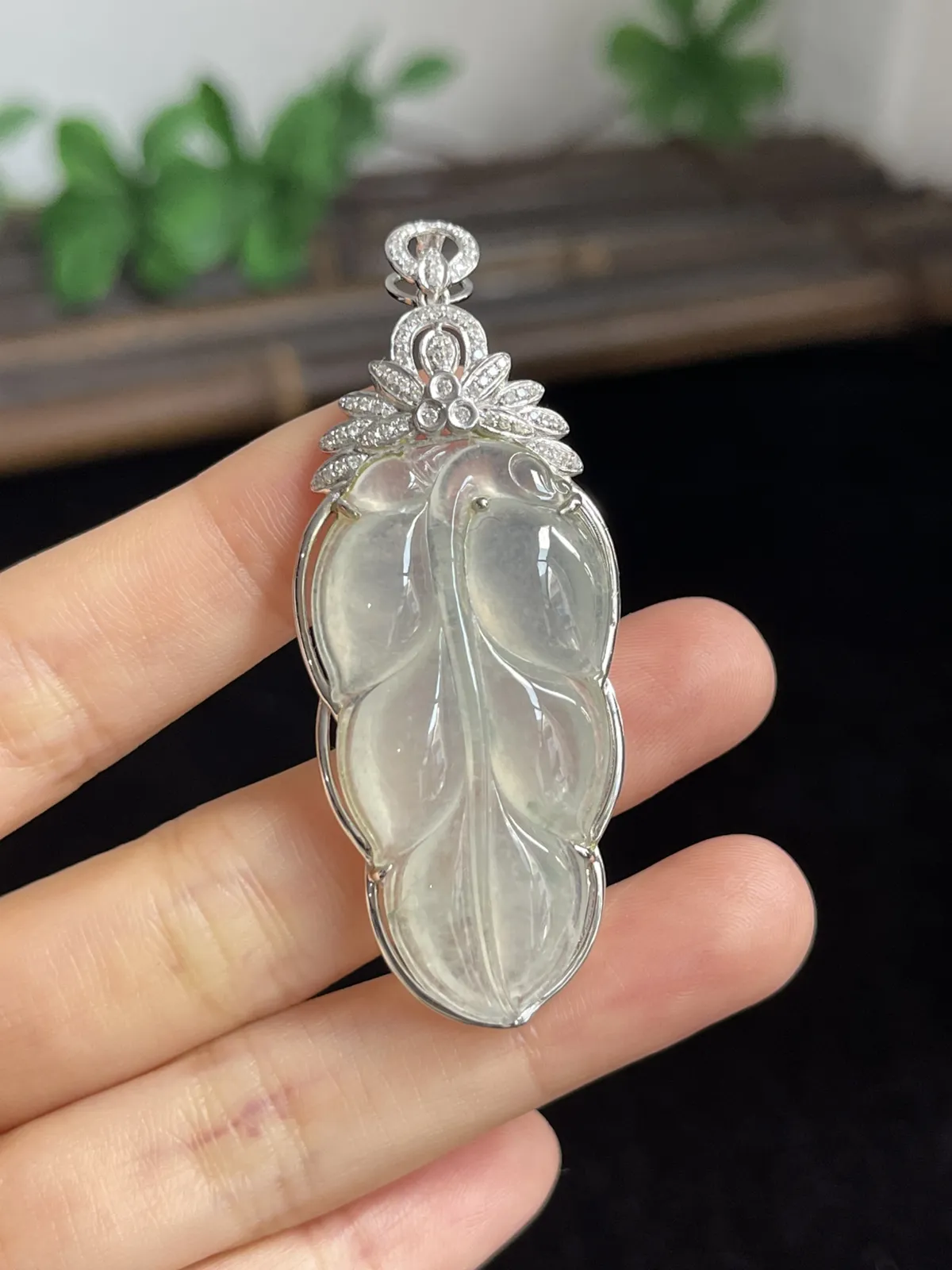 翡翠冰种白色叶子，印记：G18K,伴钻石