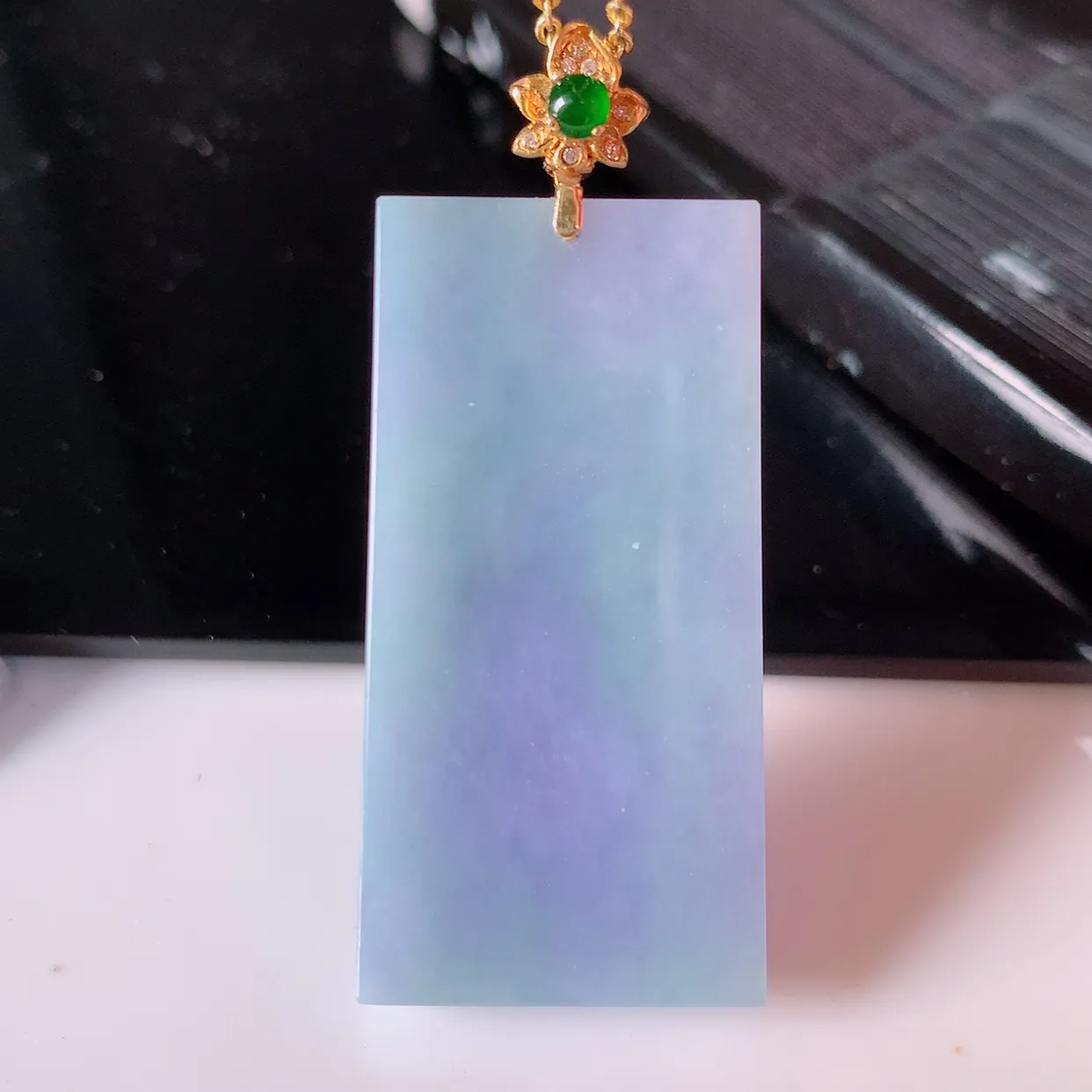 自然光实拍，18K金镶嵌水润春带彩翡翠平安无事牌吊坠，平平安安，紫罗兰无事牌翠色灵动，佩戴平安时尚！#00.28整体46.5*20.8-6.8裸石38.5*20.8