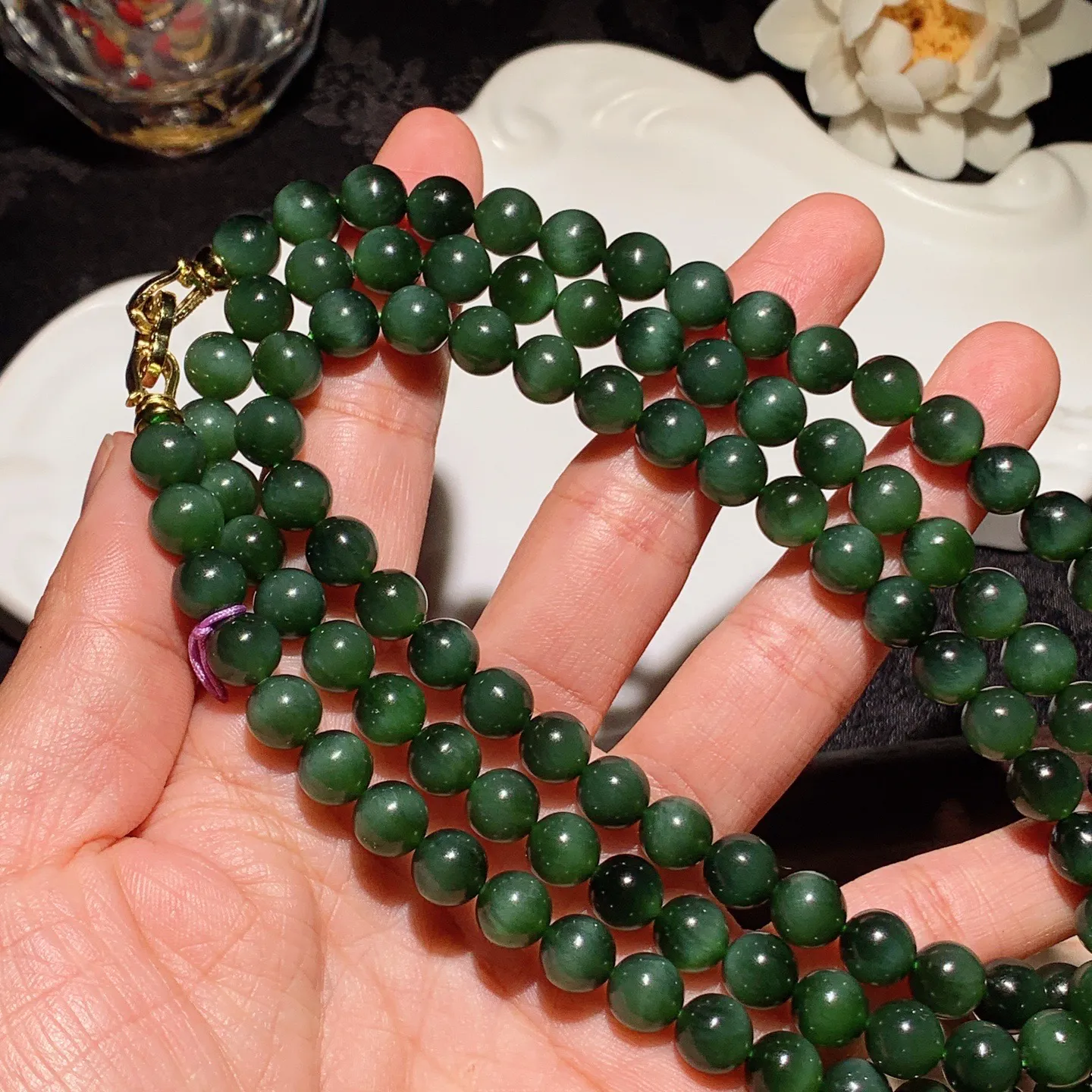 和田玉菠菜绿俄罗斯猫眼108佛珠项链 单颗尺寸8重89.5克。玉质细腻油润。手推出油。佩戴高端典雅。