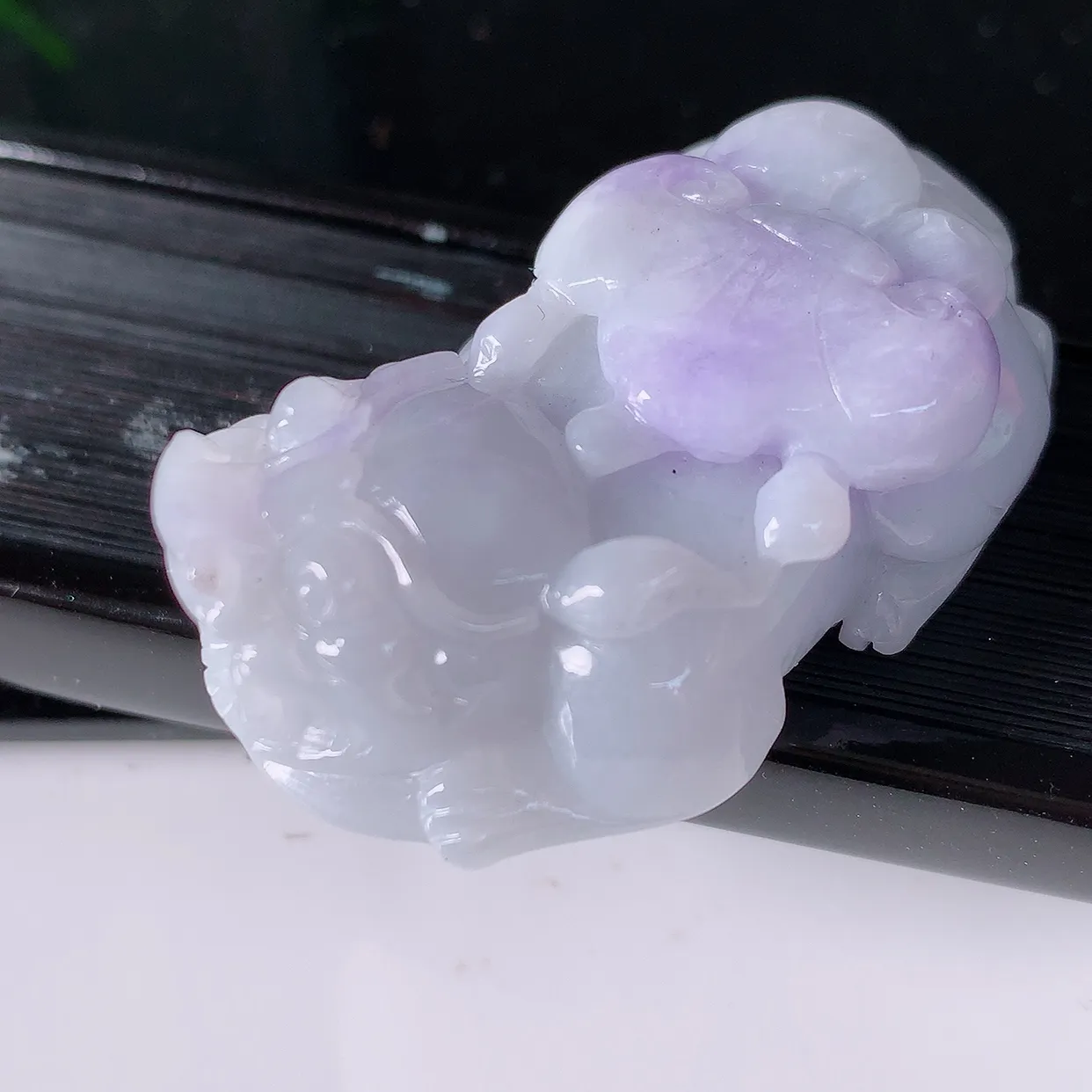 自然光实拍，冰润紫罗兰翡翠招财貔貅吊坠，民间有“一摸貔貅运程旺盛，再摸貔貅财运滚滚，三摸貔貅平步青云 ”的美好祝愿。#05.28