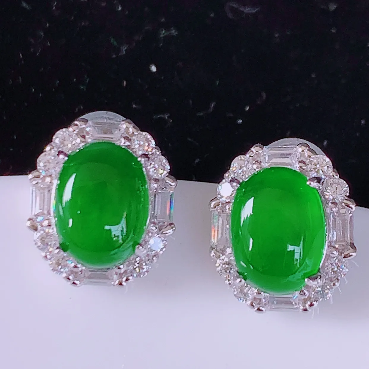 冰透满绿翡翠925银镶嵌耳钉，自然光实拍，翠色灵动，颜色漂亮，种老水足，品相佳，佩戴佳品！#97.2
