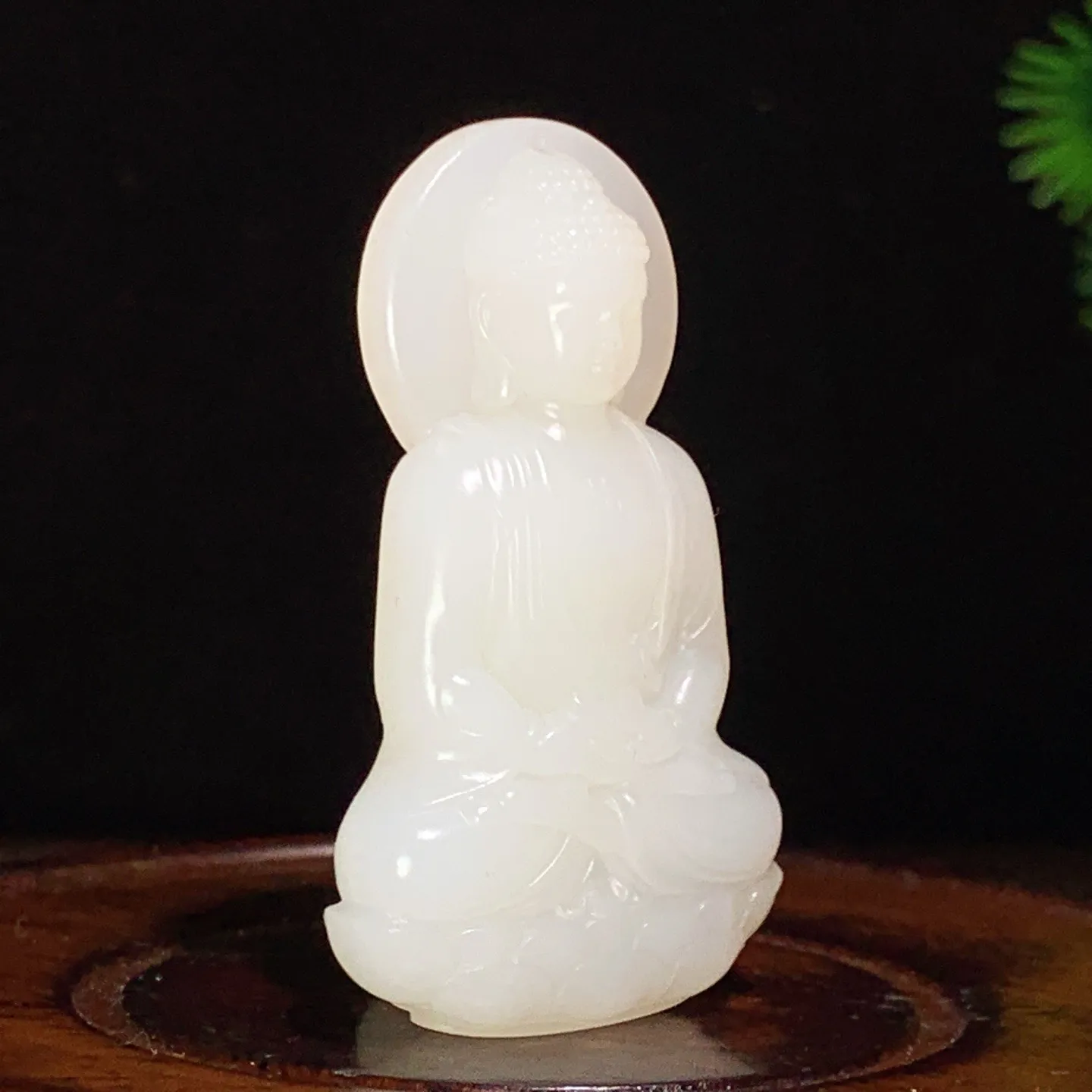 新疆和田玉羊脂白立体大日如来挂件 尺寸46/27/9重18.5克。玉质细腻油润。手推出油。佩戴高端典