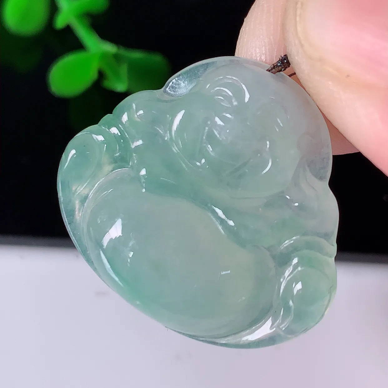 自然光实拍，冰种飘花翡翠佛公吊坠，饱满， 佛公亦保平安，寓意有福（佛公）相伴，配戴优雅迷人！#57.28