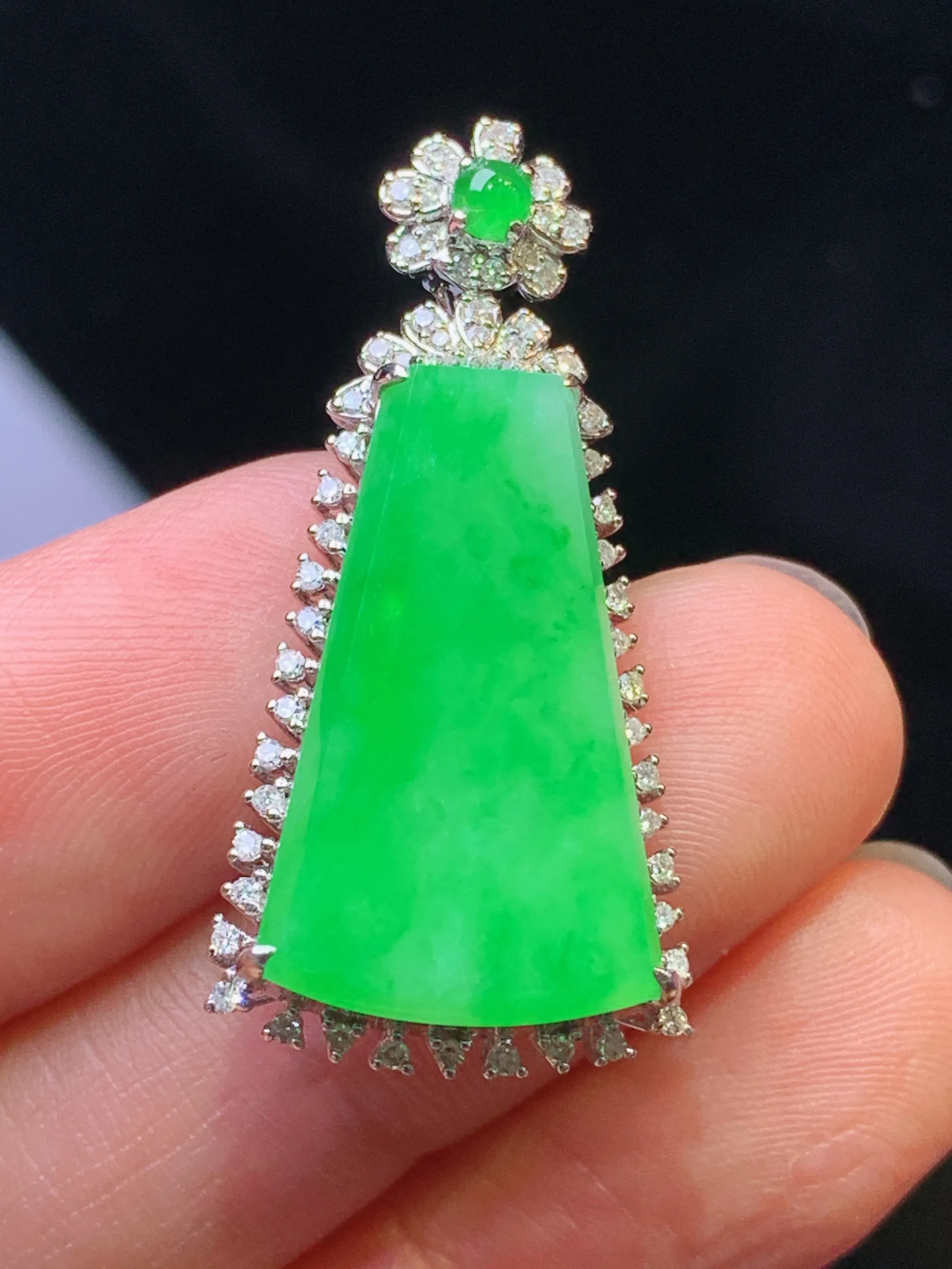 18k金钻镶嵌翠绿无事牌吊坠 玉质细腻 色泽清新艳丽 整体尺寸33.8*16*7