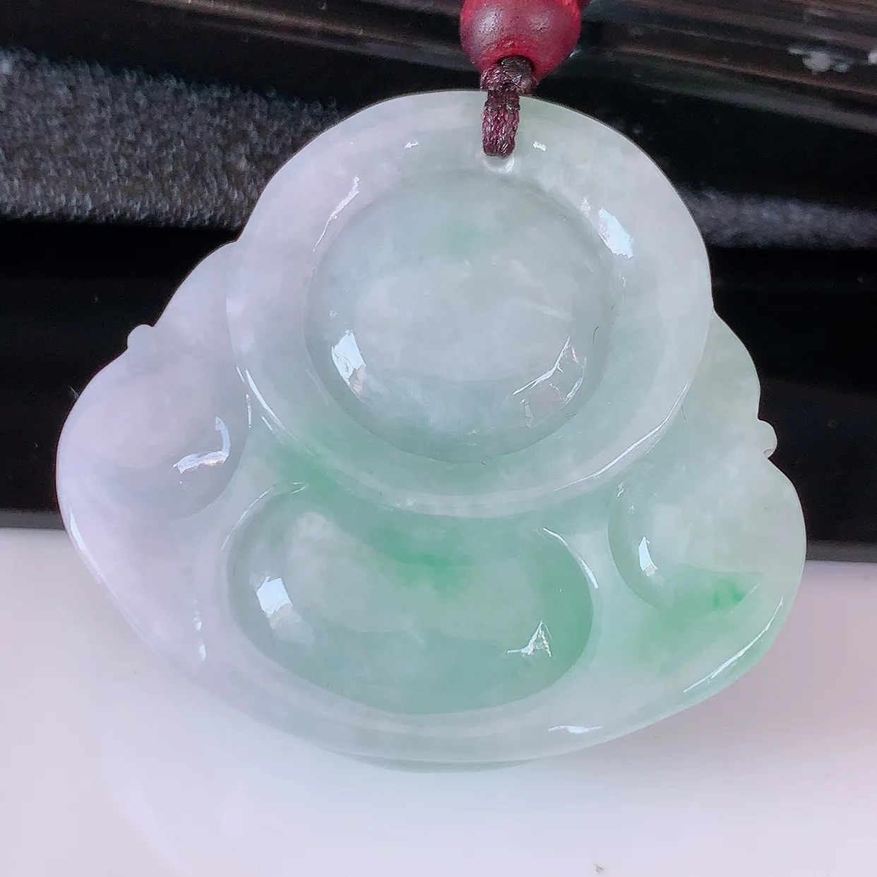 自然光实拍，冰润飘绿翡翠佛公吊坠，开心笑佛，种老水足，颜色漂亮，立体饱满圆润，佩戴效果赞#46.25