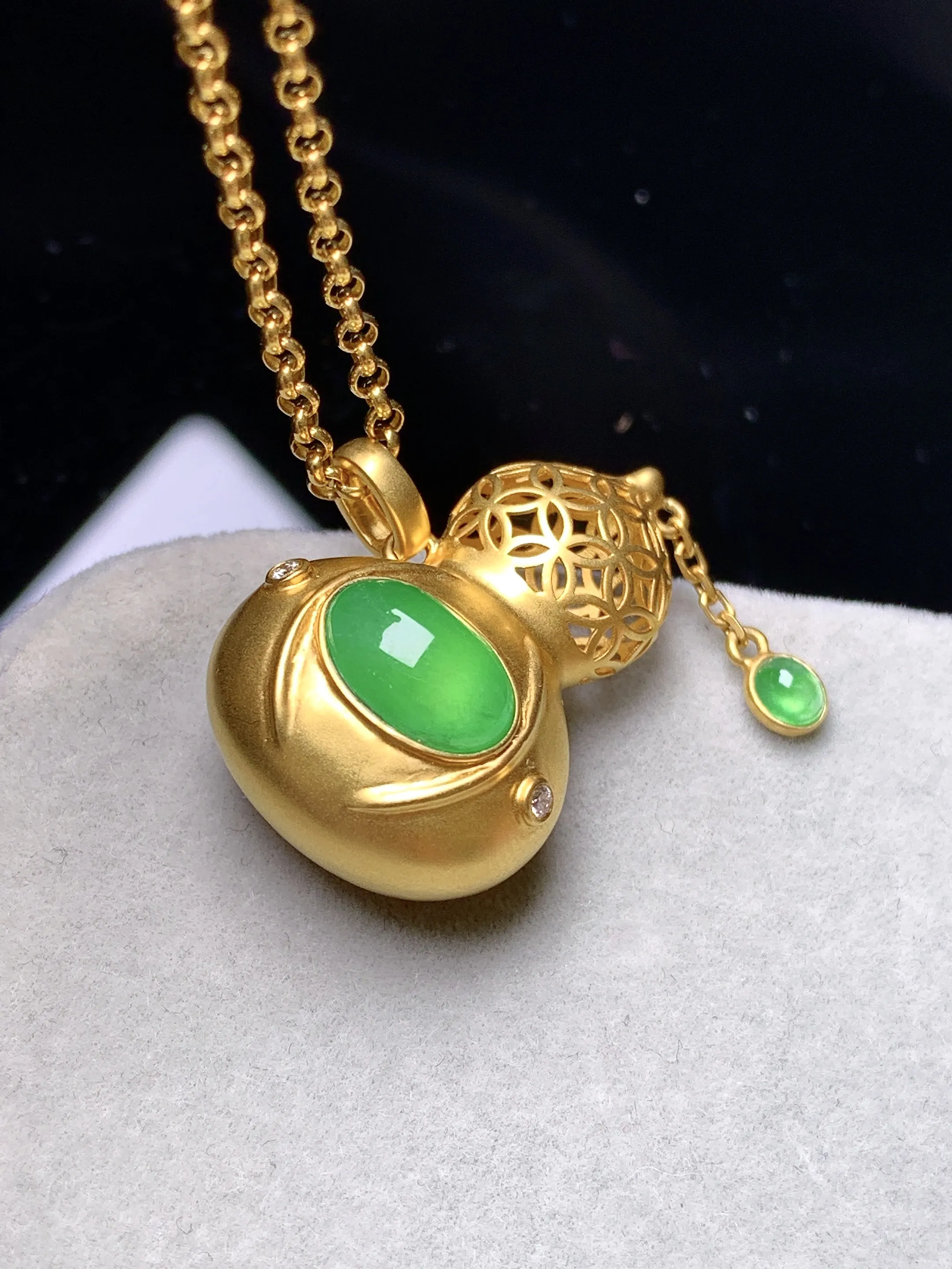 18k金钻镶嵌满绿蛋面葫芦吊坠 玉质细腻 色泽清新艳丽 整体尺寸26.6*17.2*12.7