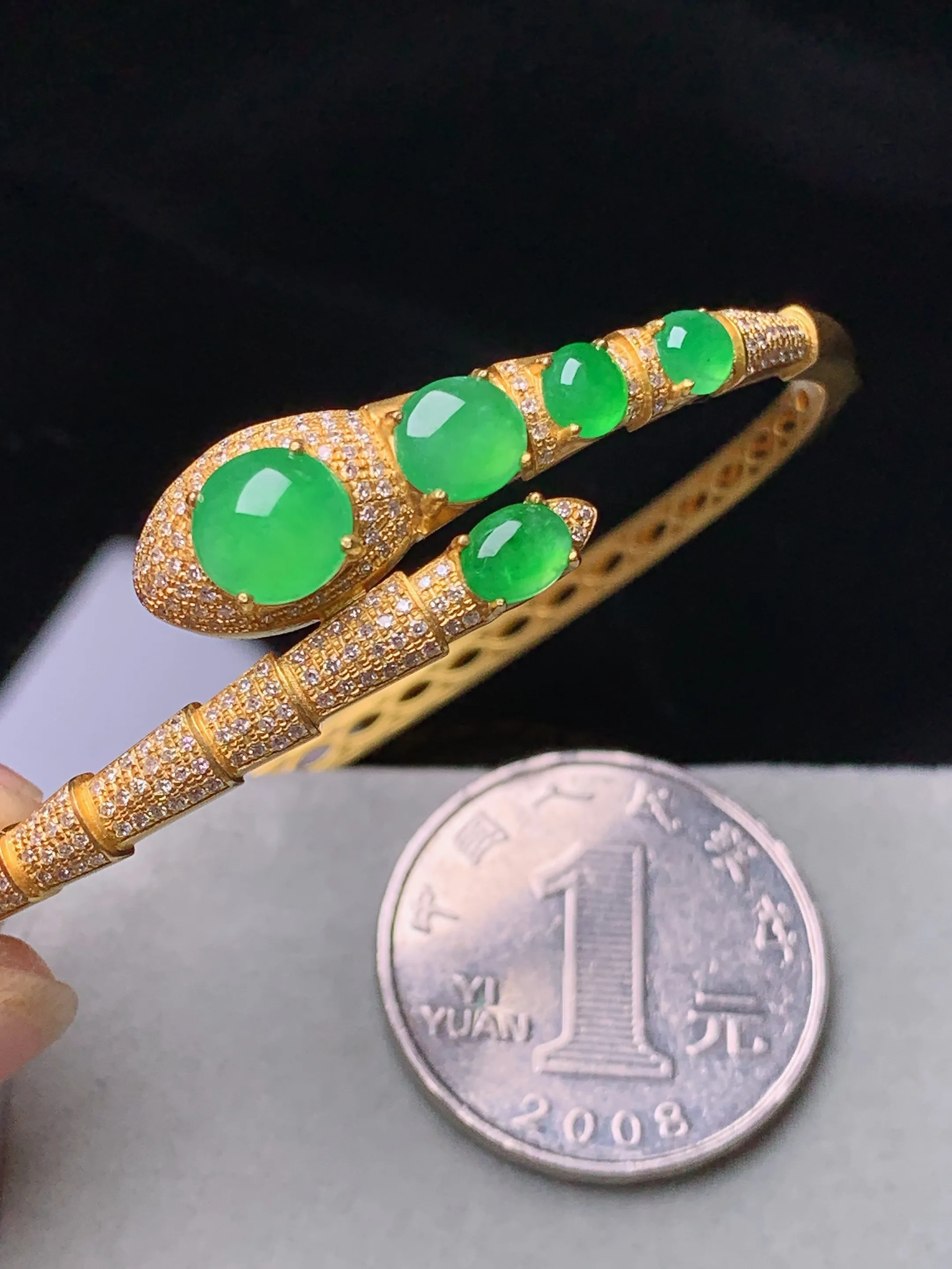 18k金钻镶嵌满绿蛋面手镯 玉质细腻 色泽清新艳丽 圈口58.6 裸石尺寸7*3