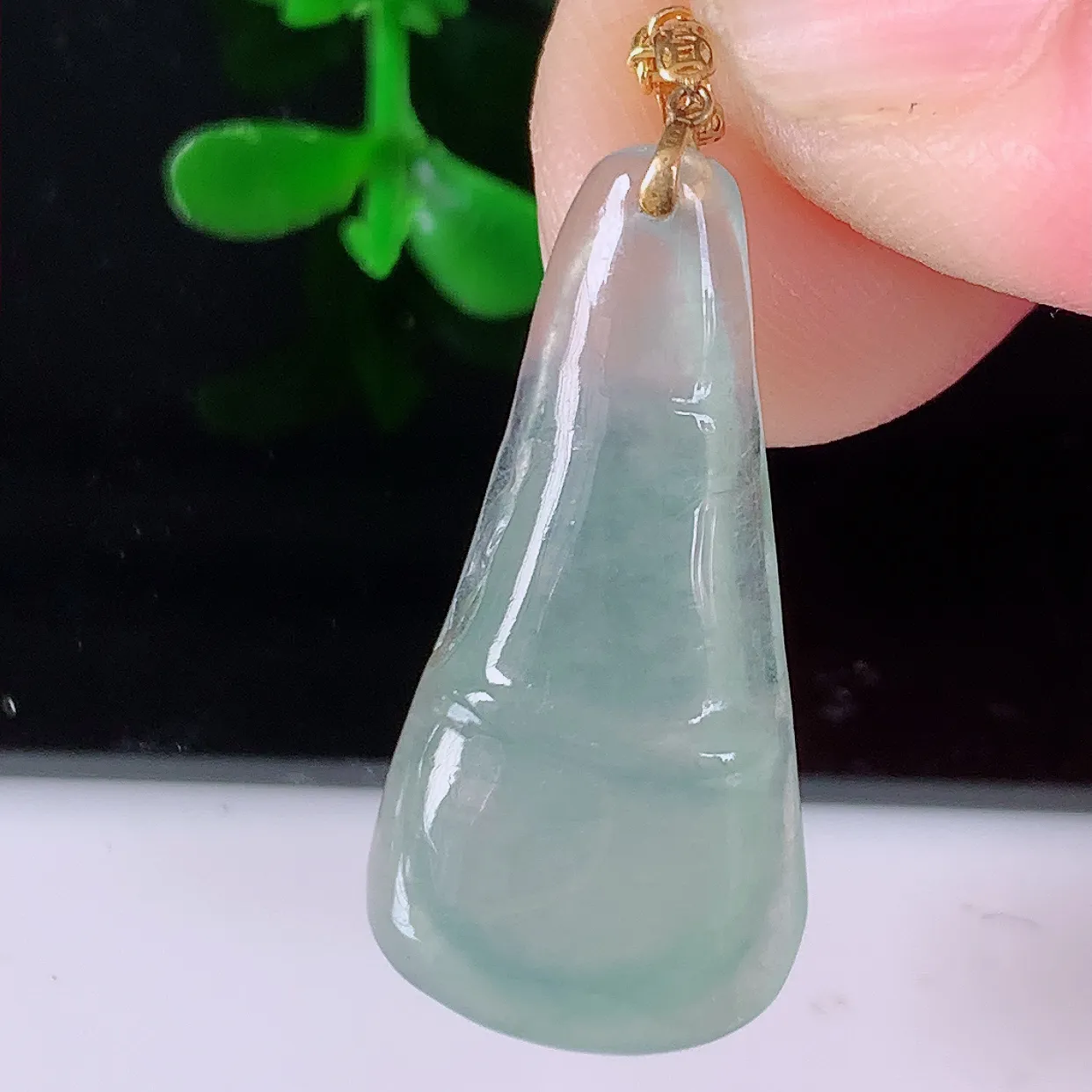 自然光实拍，18K金镶嵌冰种翡翠竹节吊坠。竹节寓意“节节高，官运亨通，前程似锦，水润莹泽，清秀高雅，
