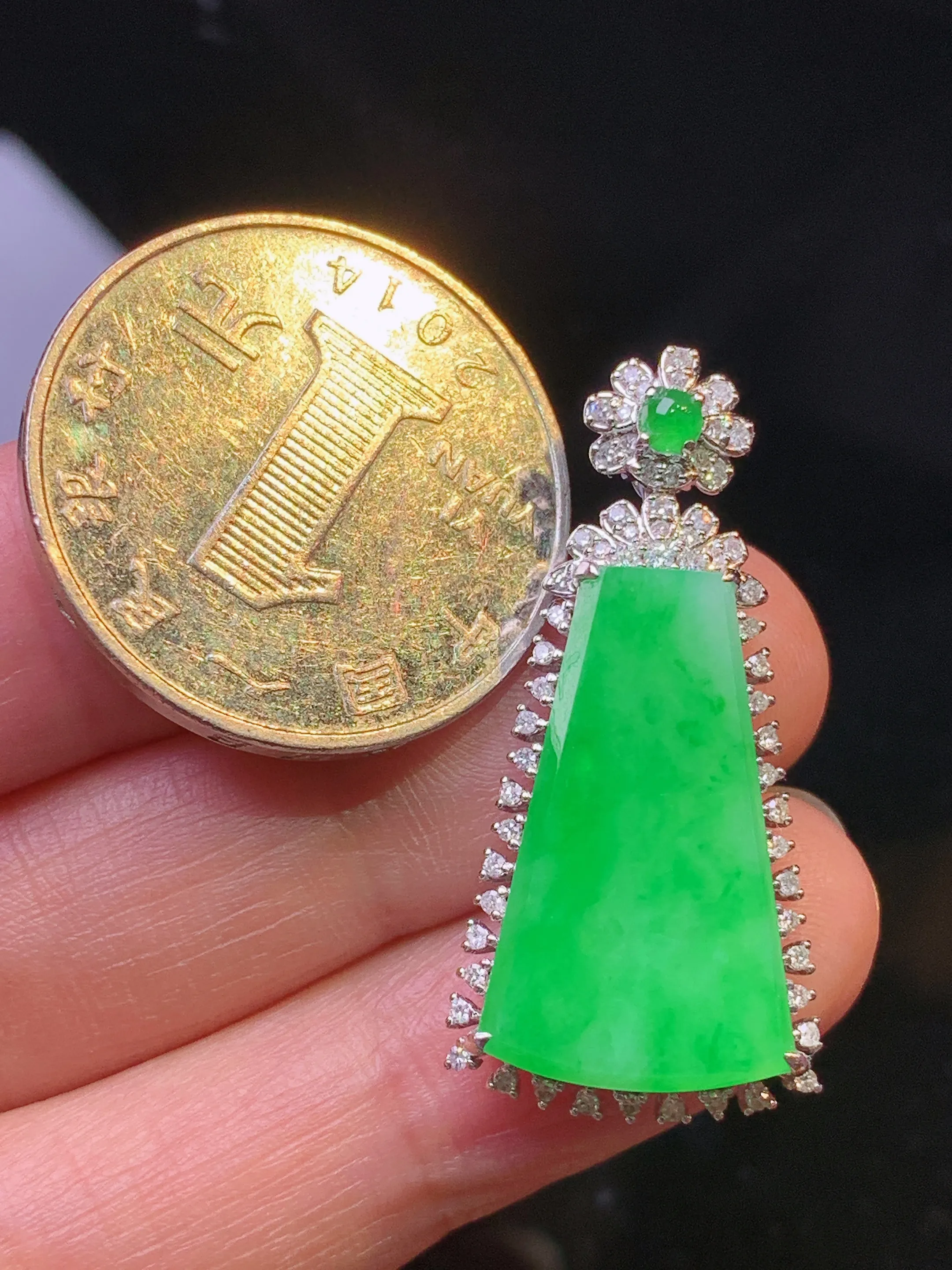 18k金钻镶嵌翠绿无事牌吊坠 玉质细腻 色泽清新艳丽 整体尺寸33.8*16*7